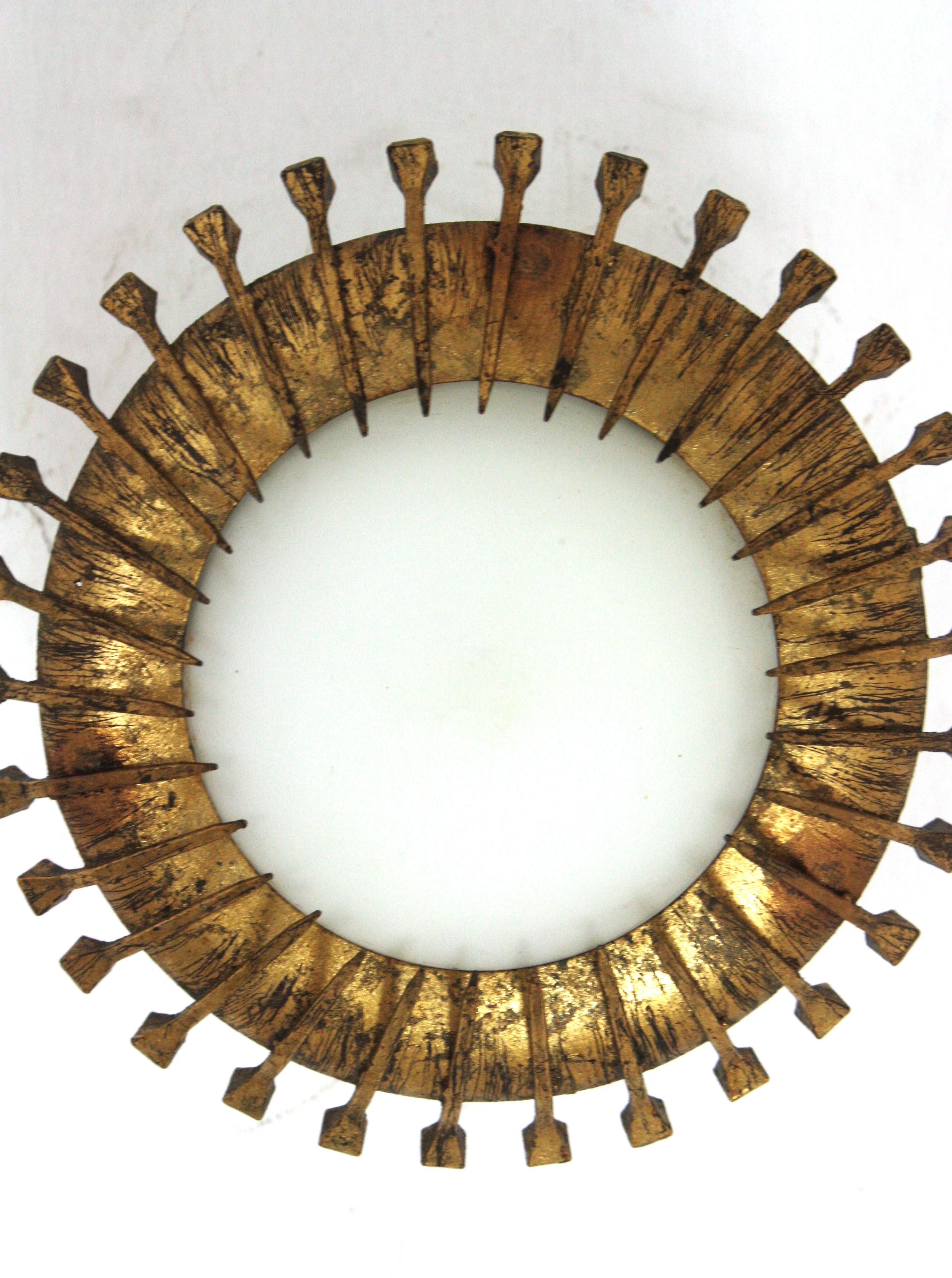 Französische Sonnenschliff-Leuchte mit Nägeldetails, vergoldetes Eisen und Milchglas (Metall) im Angebot