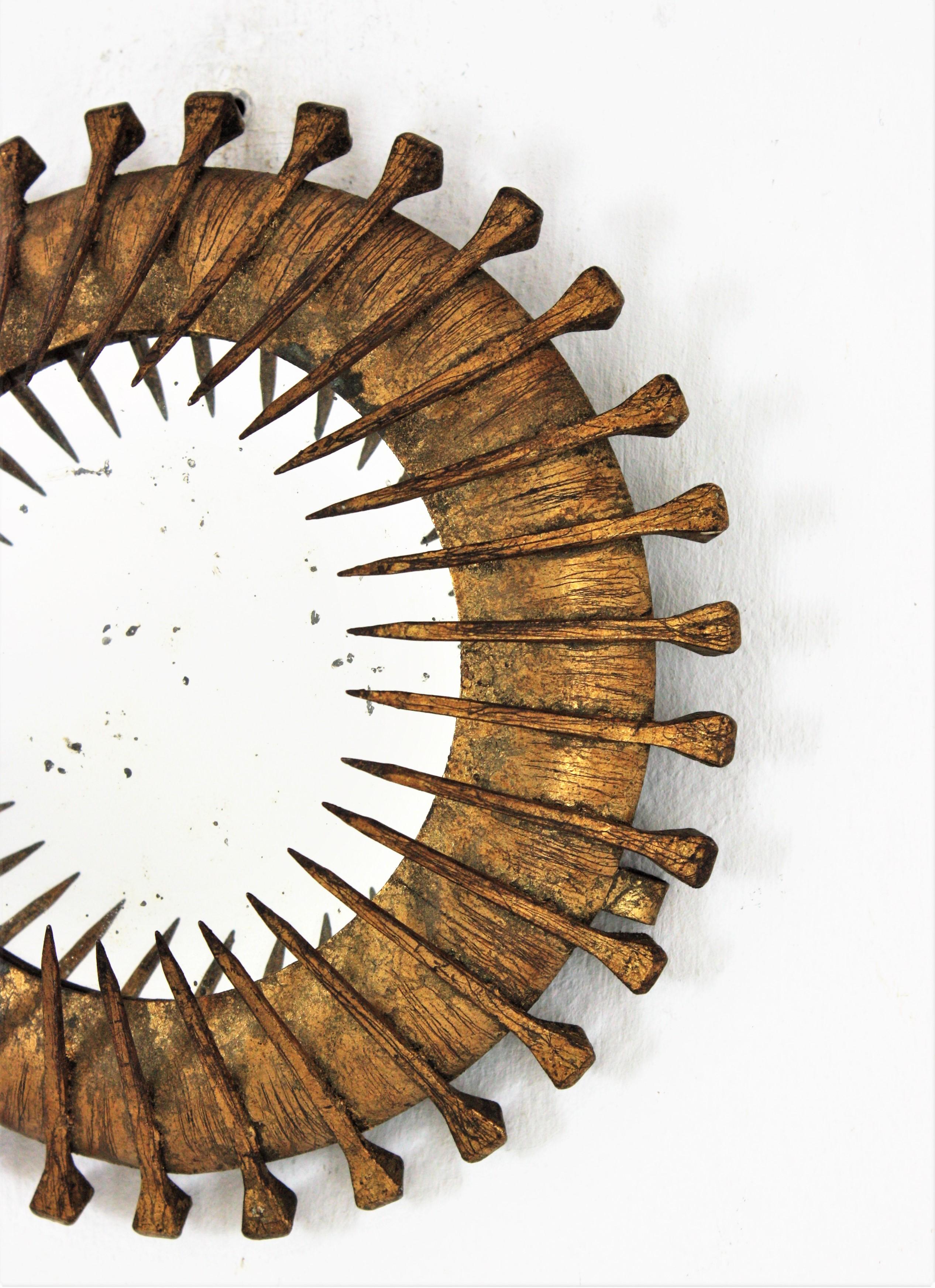 Sunburst Brutalist Mirror with Nails Detail, Gilt Iron In Good Condition For Sale In Barcelona, ES