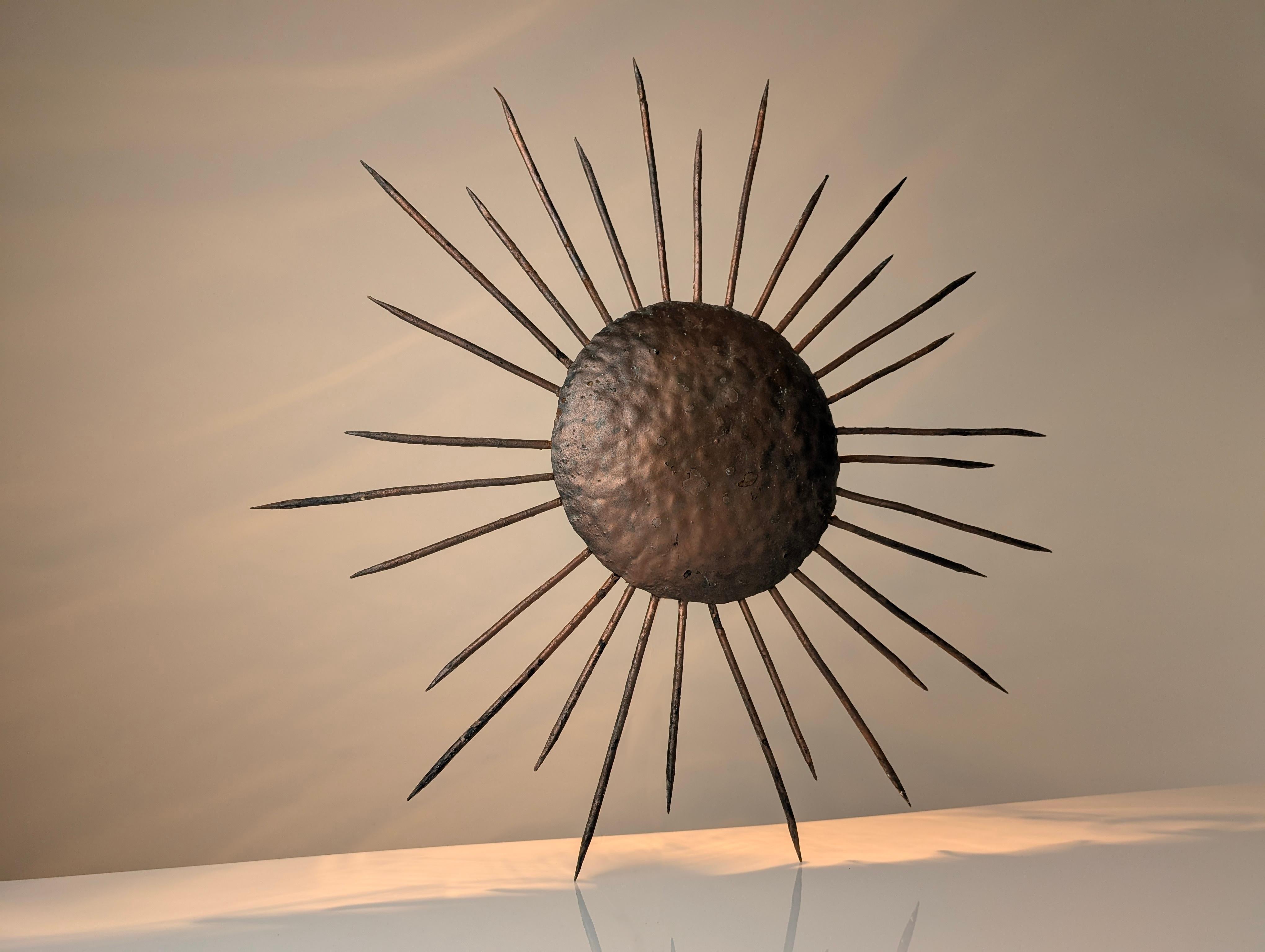 Lámpara de techo Sunburst de hierro, años 50 Español en venta