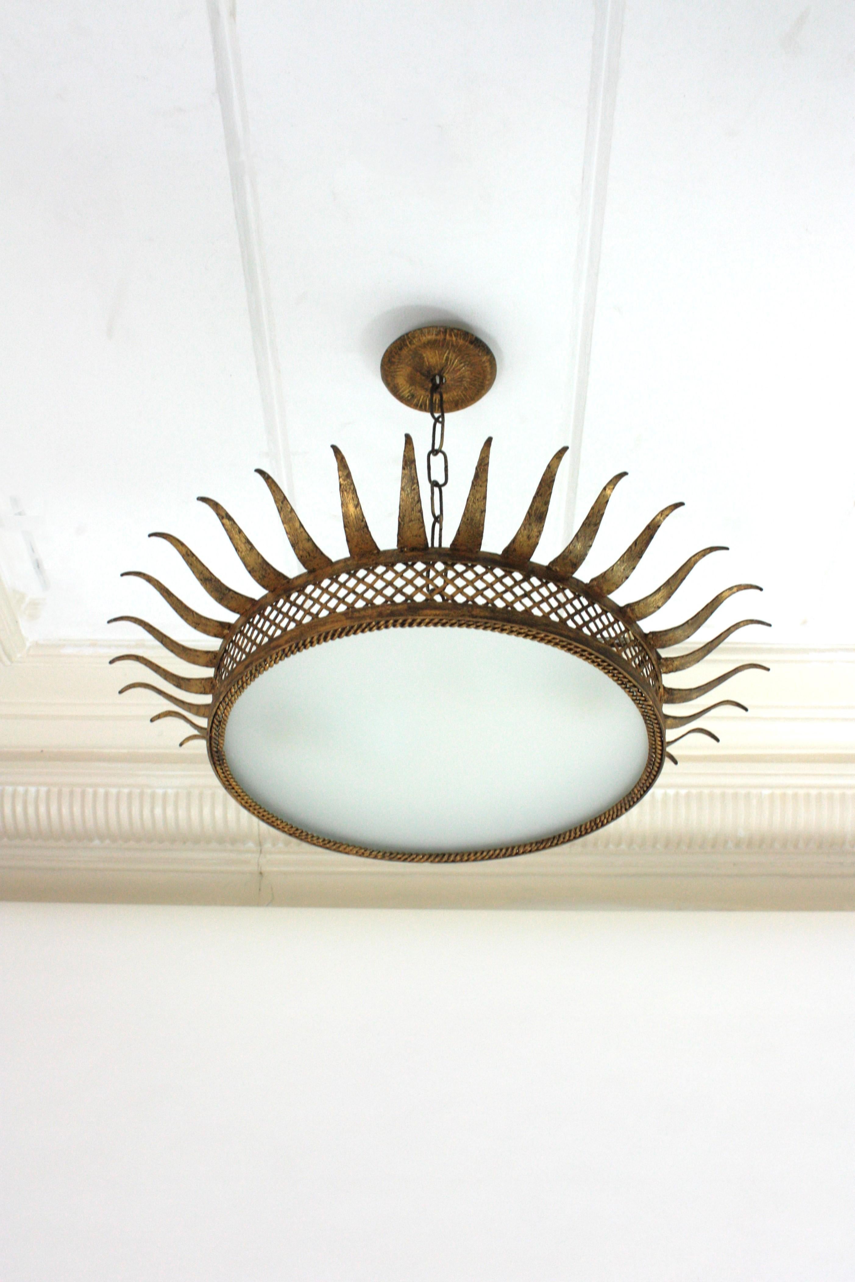 Sunburst-Deckenleuchte aus vergoldetem Eisen mit Gitternetz, Frankreich 1950er Jahre im Angebot 2