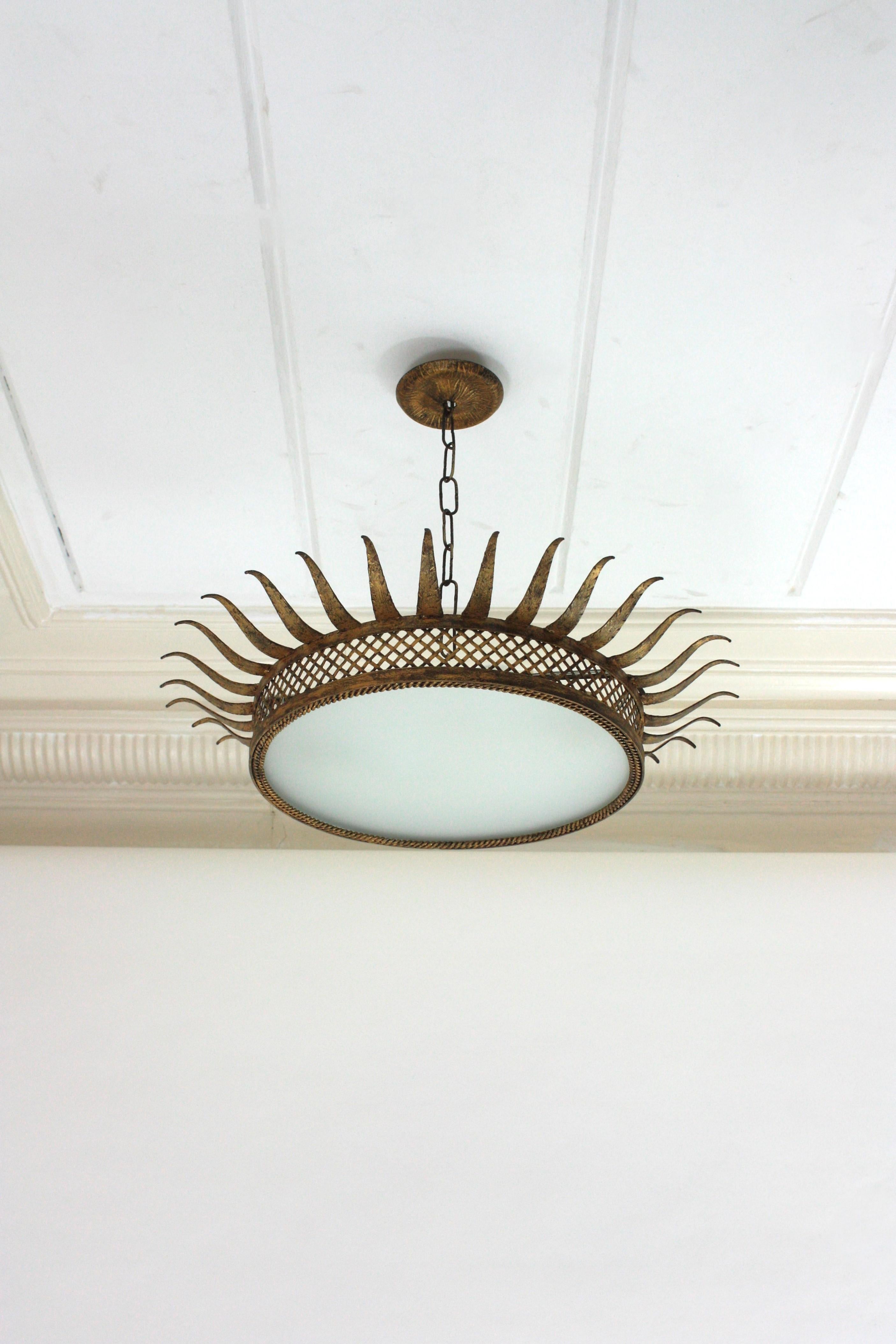 Sunburst-Deckenleuchte aus vergoldetem Eisen mit Gitternetz, Frankreich 1950er Jahre im Angebot 3