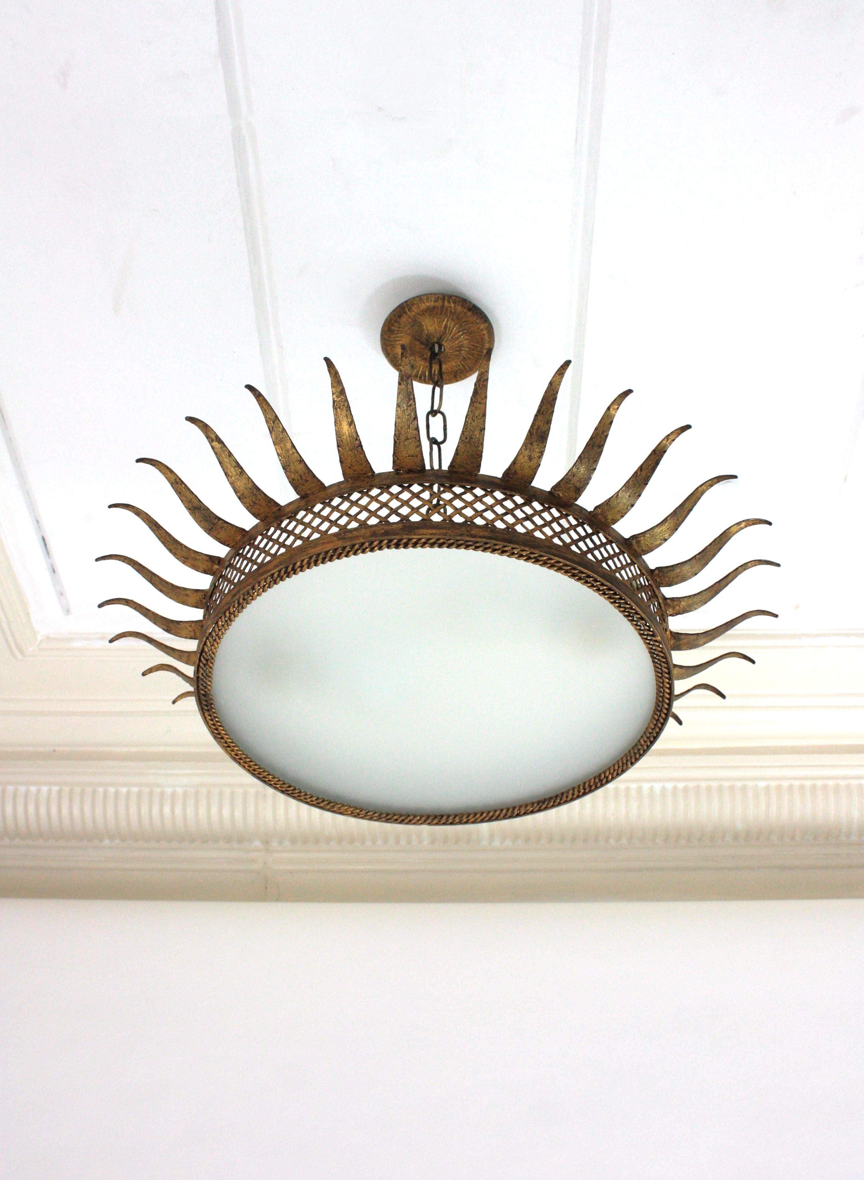 Sunburst-Deckenleuchte aus vergoldetem Eisen mit Gitternetz, Frankreich 1950er Jahre im Angebot 4