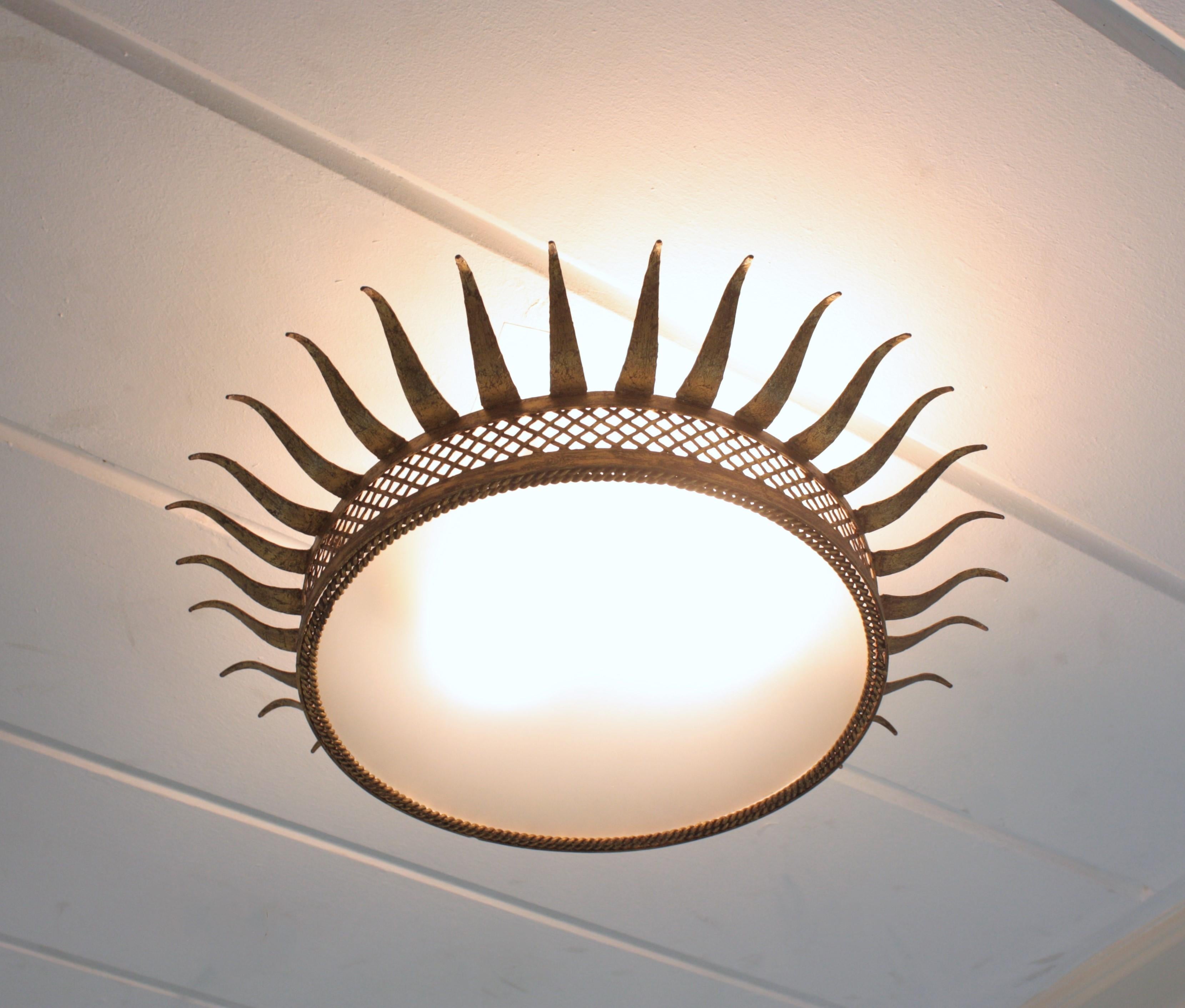 Sunburst-Deckenleuchte aus vergoldetem Eisen mit Gitternetz, Frankreich 1950er Jahre im Angebot 5