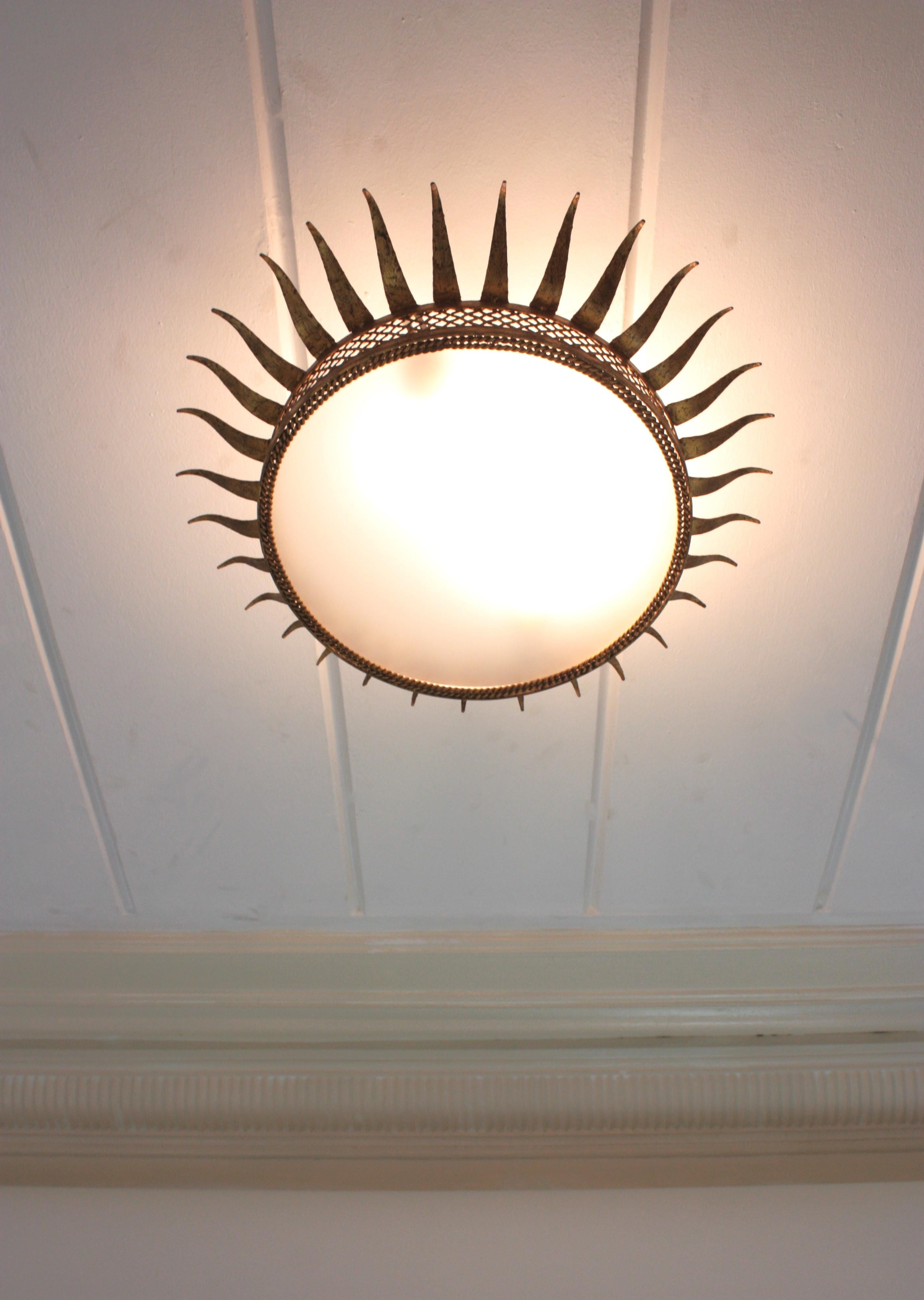 Sunburst-Deckenleuchte aus vergoldetem Eisen mit Gitternetz, Frankreich 1950er Jahre im Angebot 6
