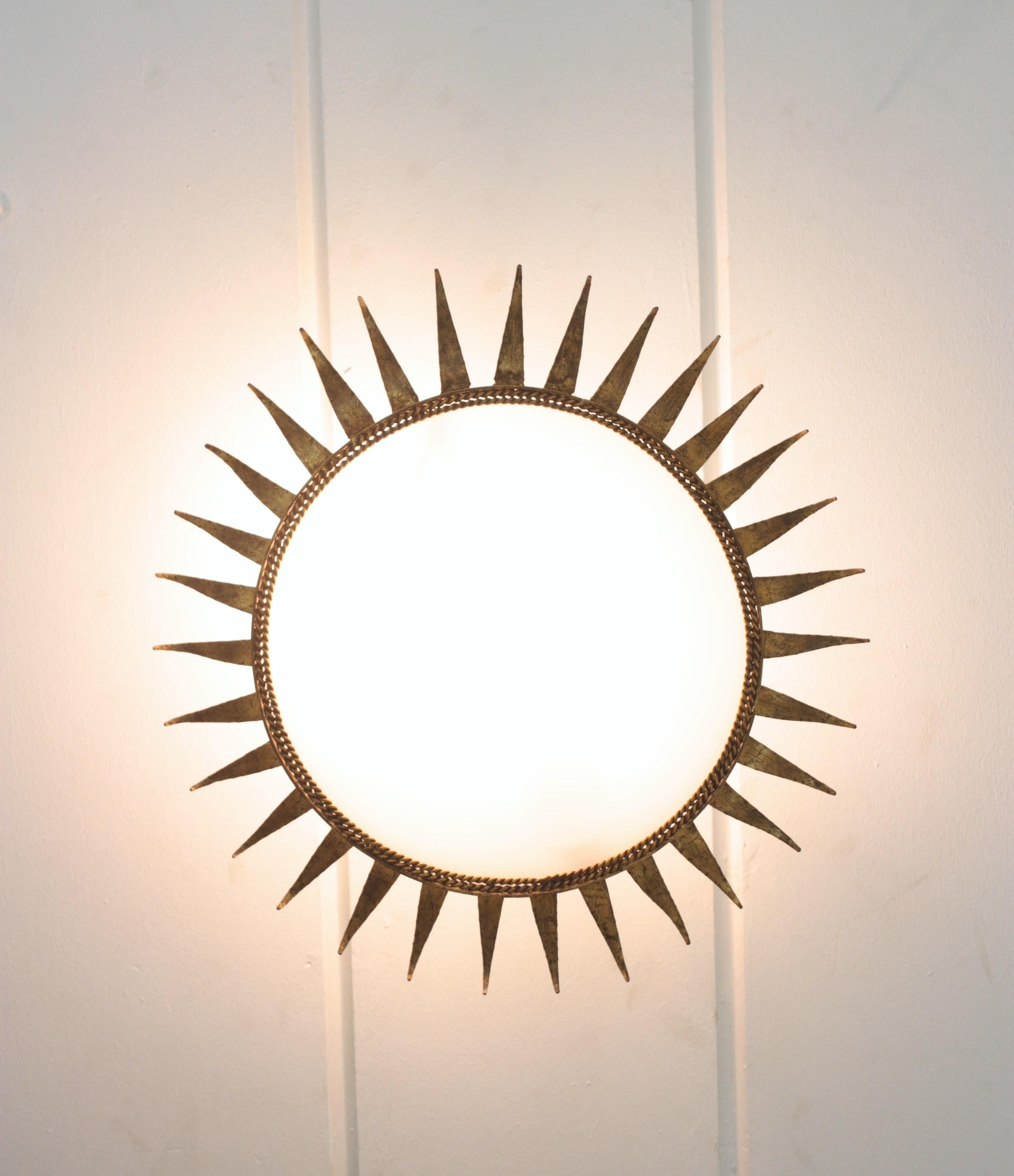 Sunburst-Deckenleuchte aus vergoldetem Eisen mit Gitternetz, Frankreich 1950er Jahre im Angebot 7