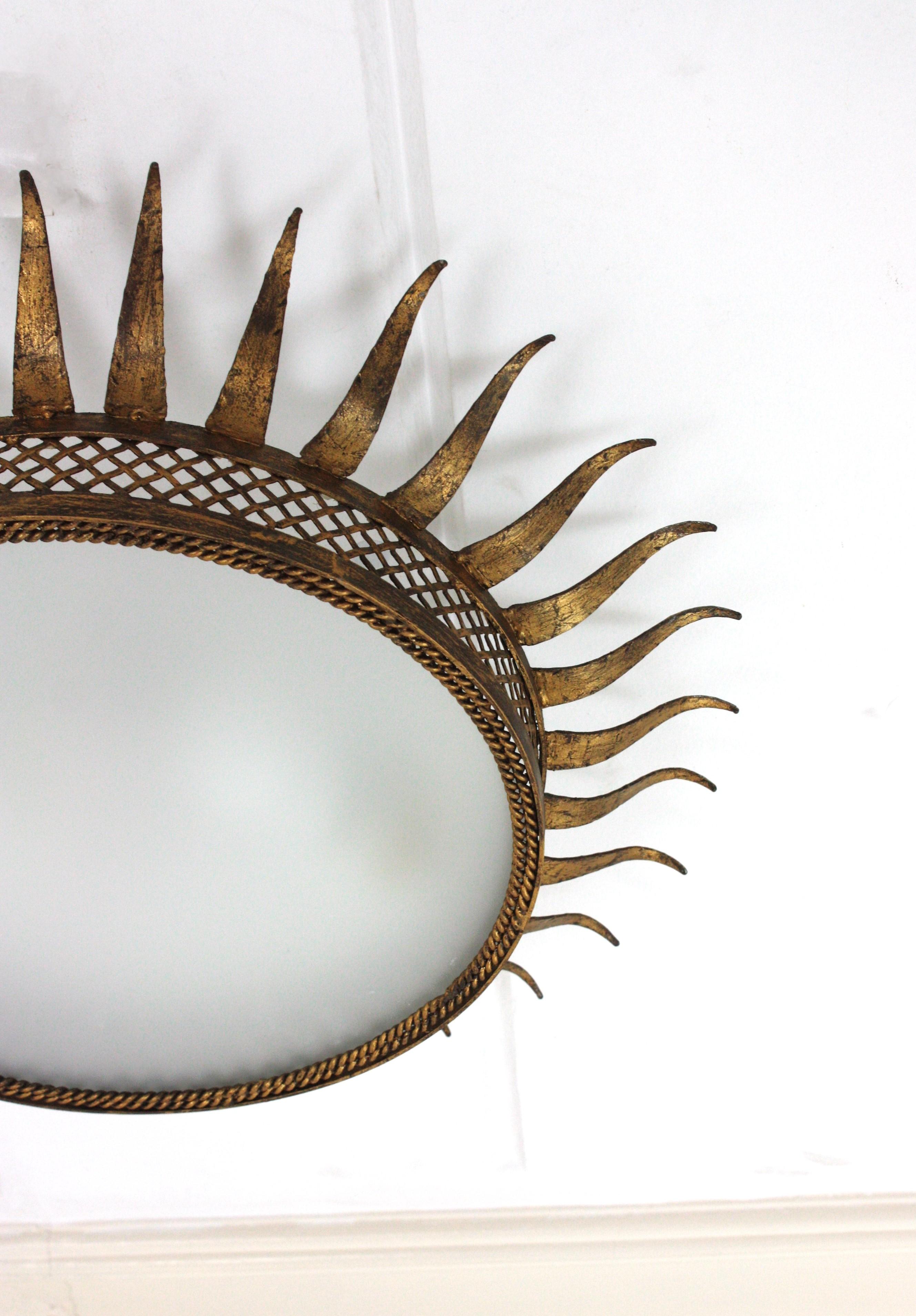 Sunburst-Deckenleuchte aus vergoldetem Eisen mit Gitternetz, Frankreich 1950er Jahre im Angebot 8
