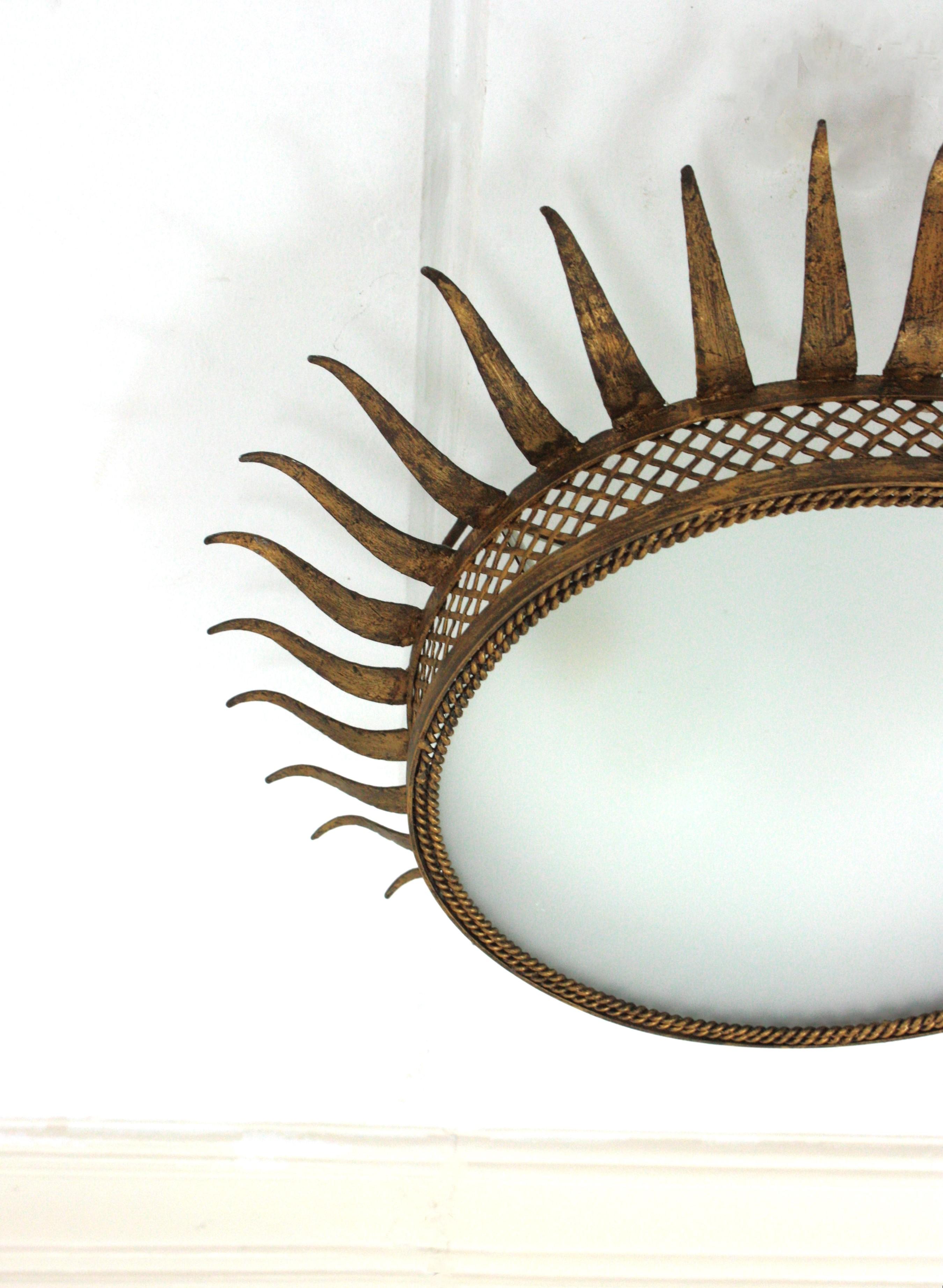 Sunburst-Deckenleuchte aus vergoldetem Eisen mit Gitternetz, Frankreich 1950er Jahre im Angebot 9