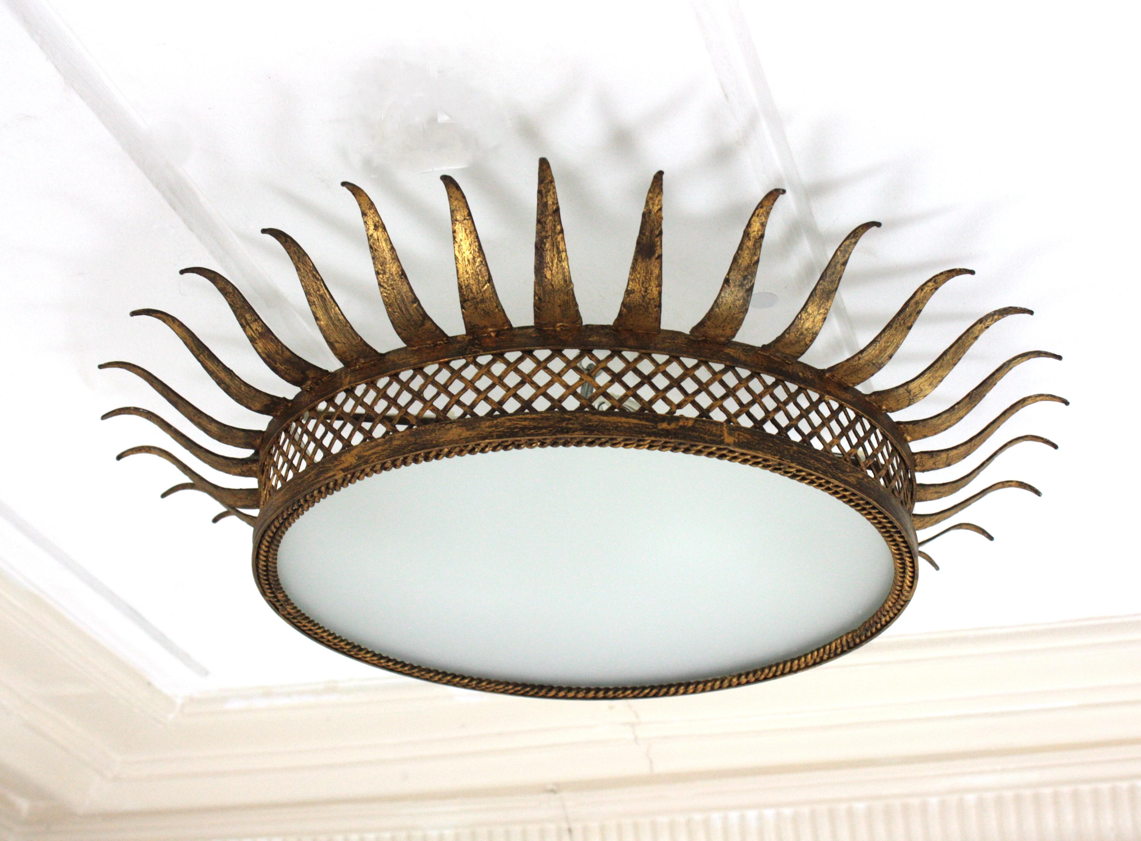 Sunburst-Deckenleuchte aus vergoldetem Eisen mit Gitternetz, Frankreich 1950er Jahre im Angebot 10