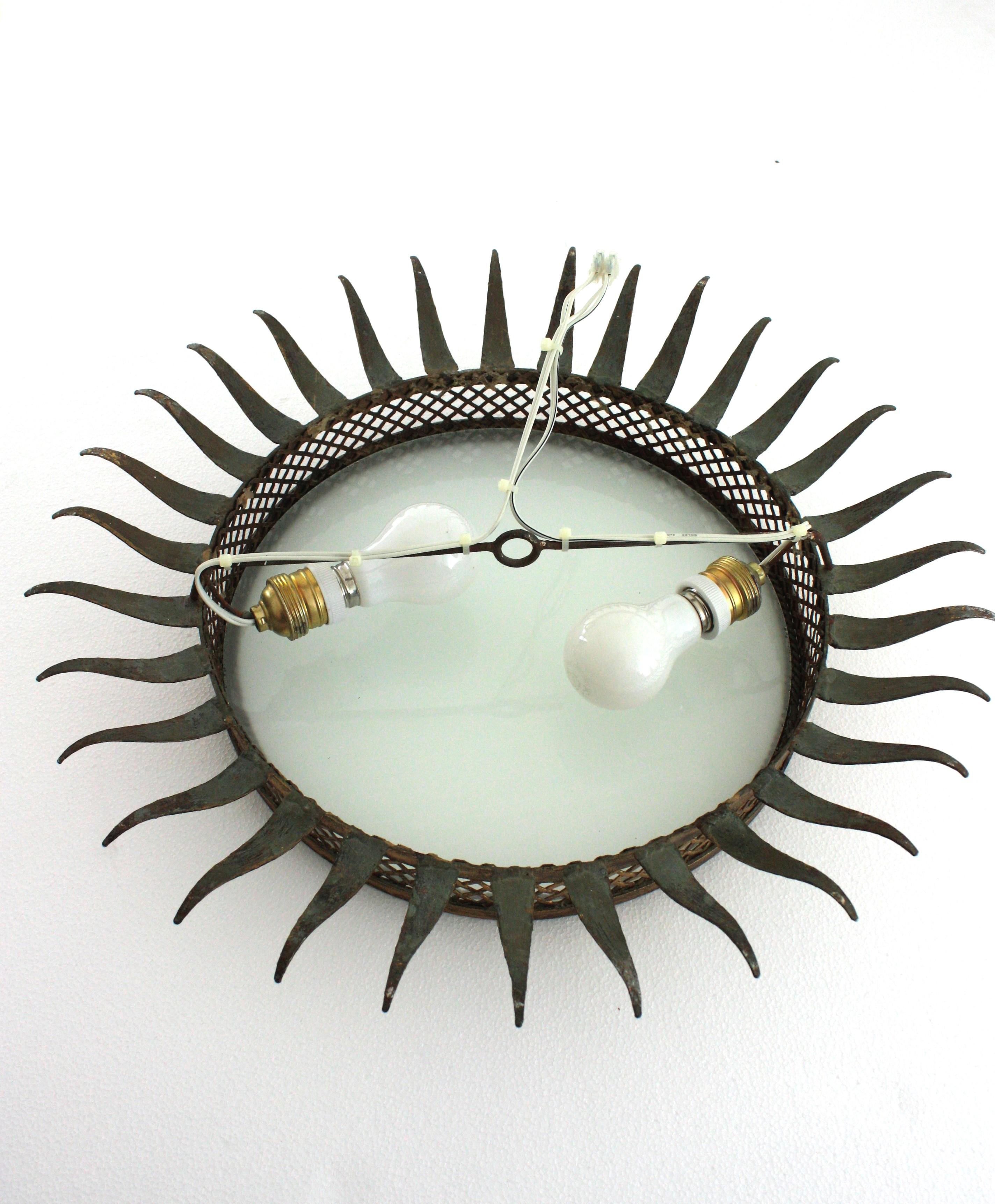 Sunburst-Deckenleuchte aus vergoldetem Eisen mit Gitternetz, Frankreich 1950er Jahre im Angebot 11