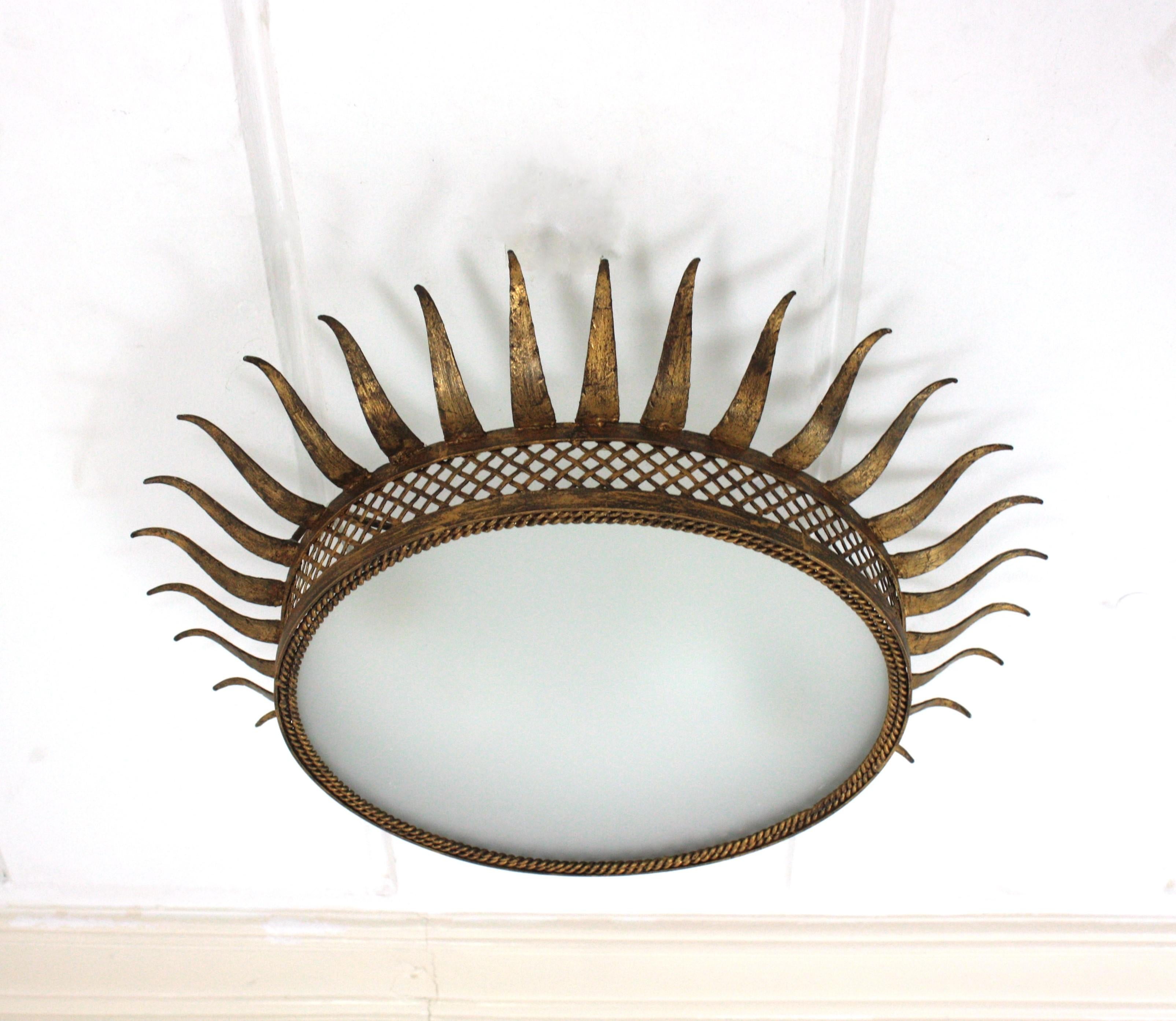 Sunburst-Deckenleuchte aus vergoldetem Eisen mit Gitternetz, Frankreich 1950er Jahre (Moderne der Mitte des Jahrhunderts) im Angebot