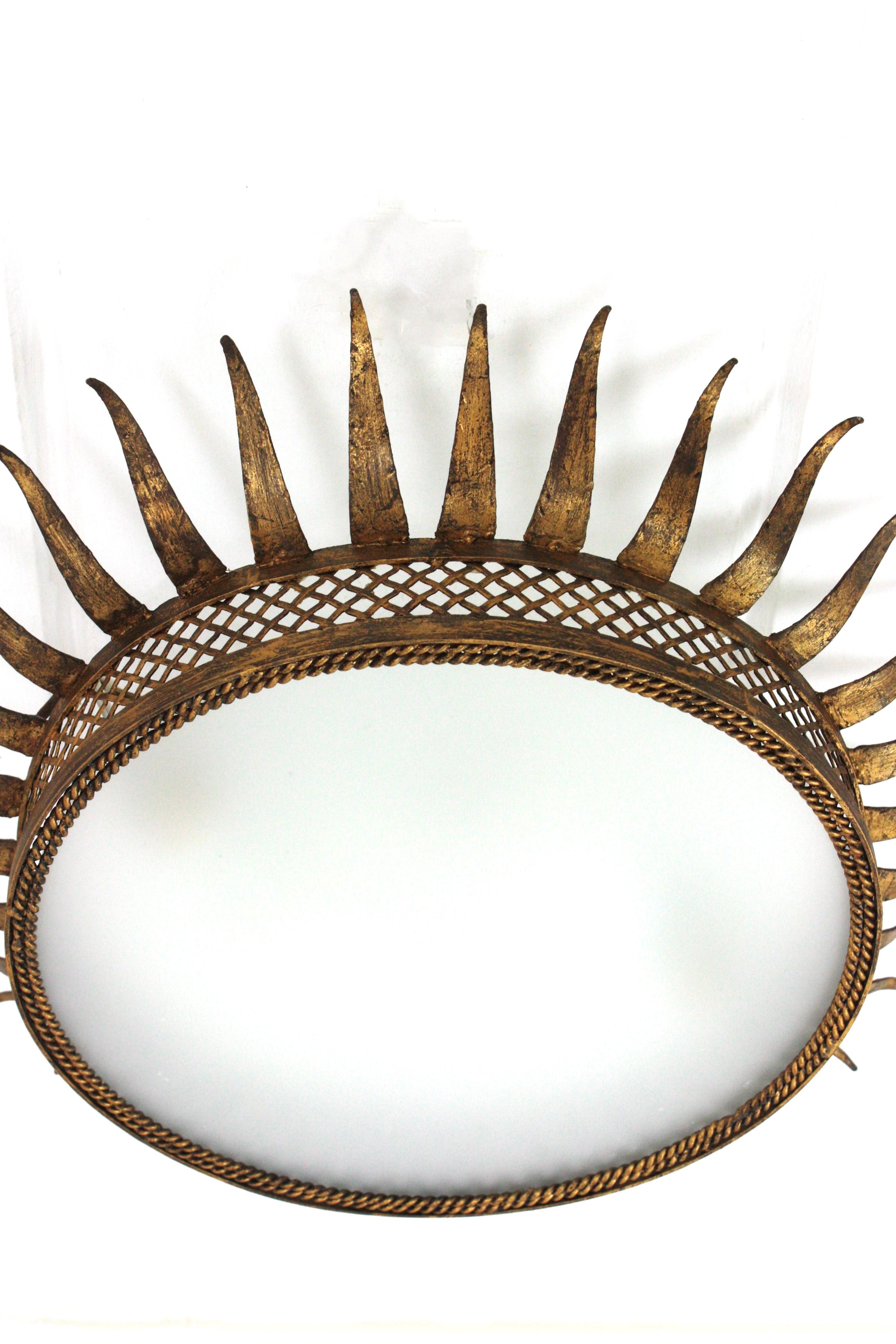 Sunburst-Deckenleuchte aus vergoldetem Eisen mit Gitternetz, Frankreich 1950er Jahre (Französisch) im Angebot