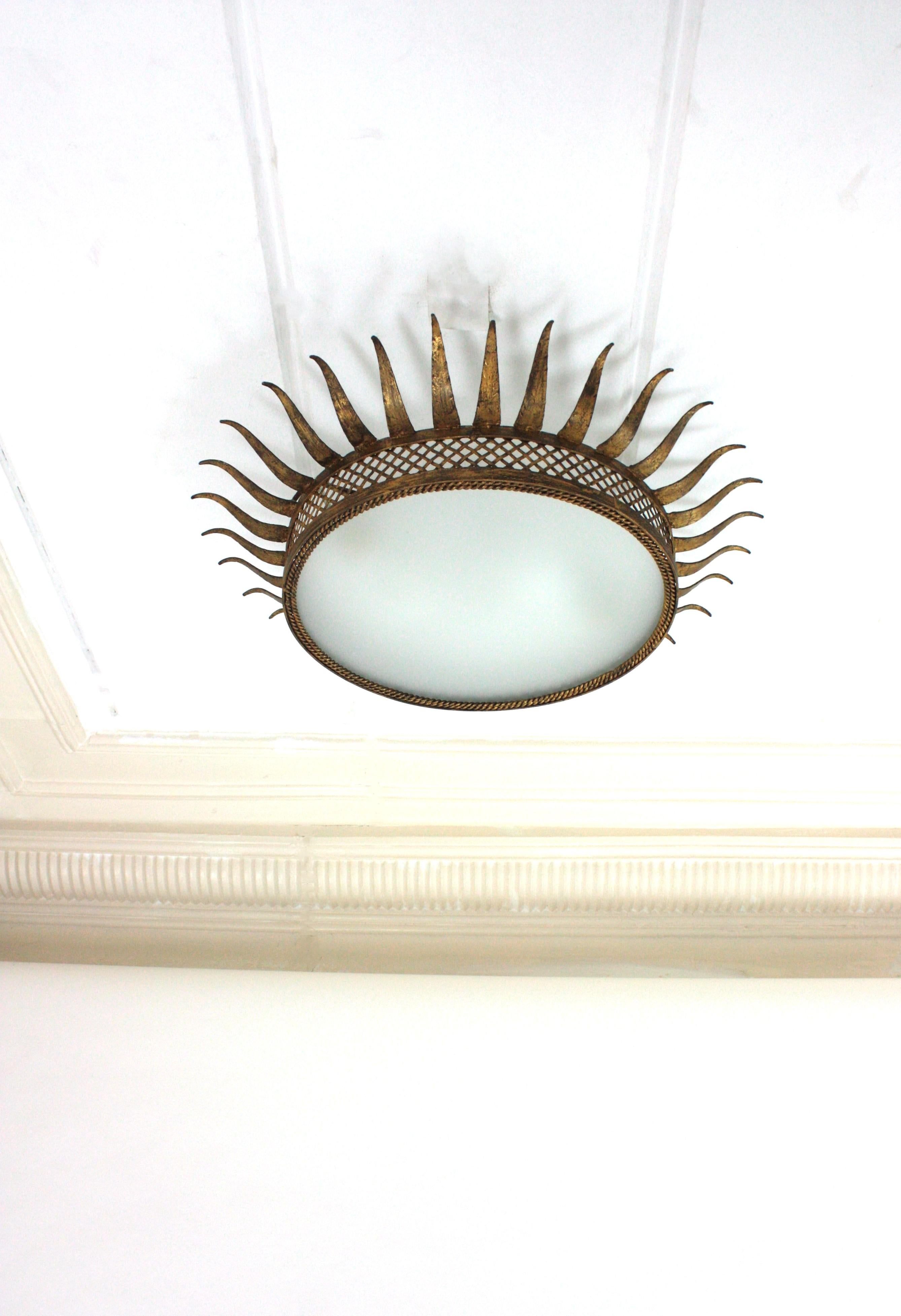 Sunburst-Deckenleuchte aus vergoldetem Eisen mit Gitternetz, Frankreich 1950er Jahre (Mattiert) im Angebot