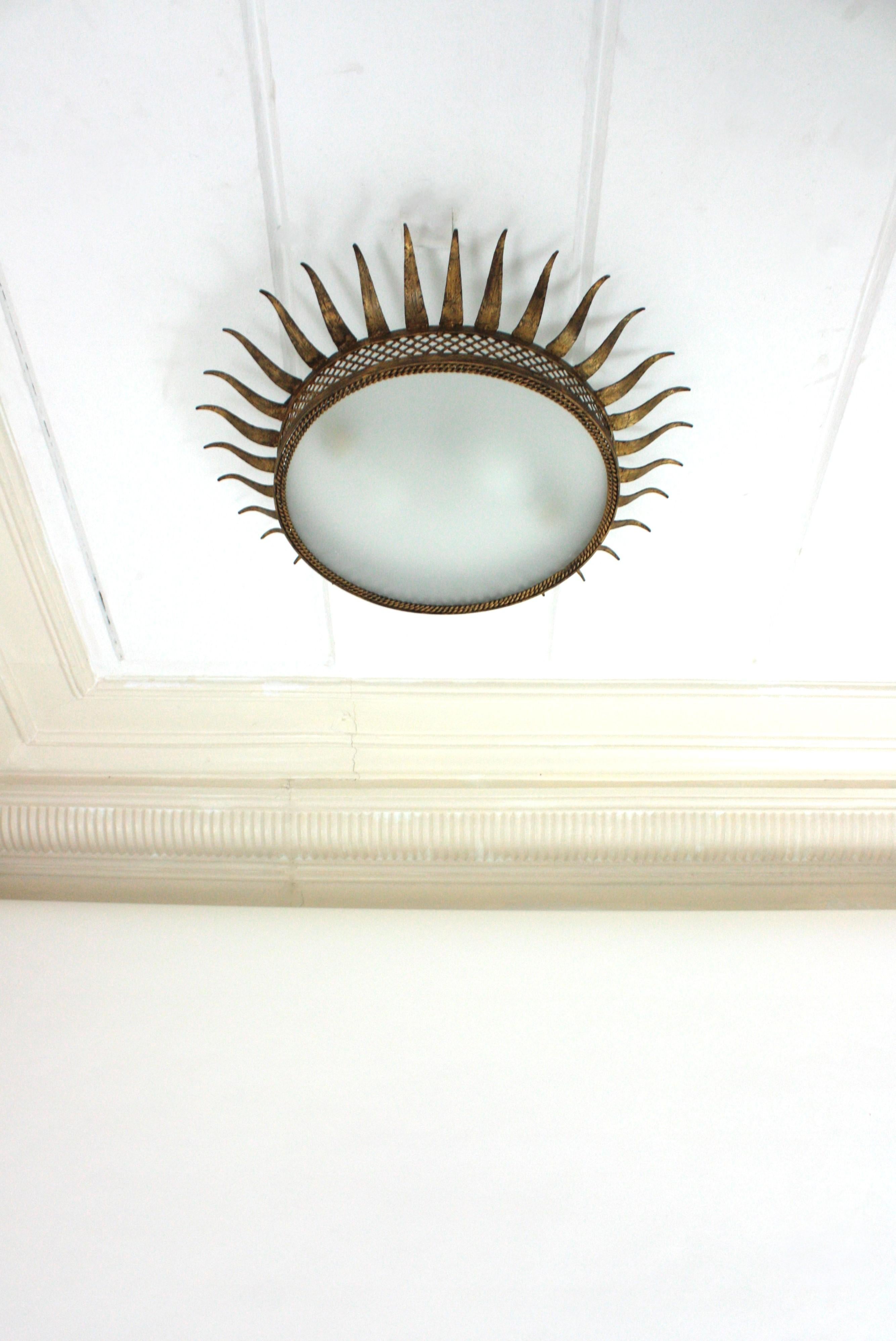 Sunburst-Deckenleuchte aus vergoldetem Eisen mit Gitternetz, Frankreich 1950er Jahre im Zustand „Gut“ im Angebot in Barcelona, ES