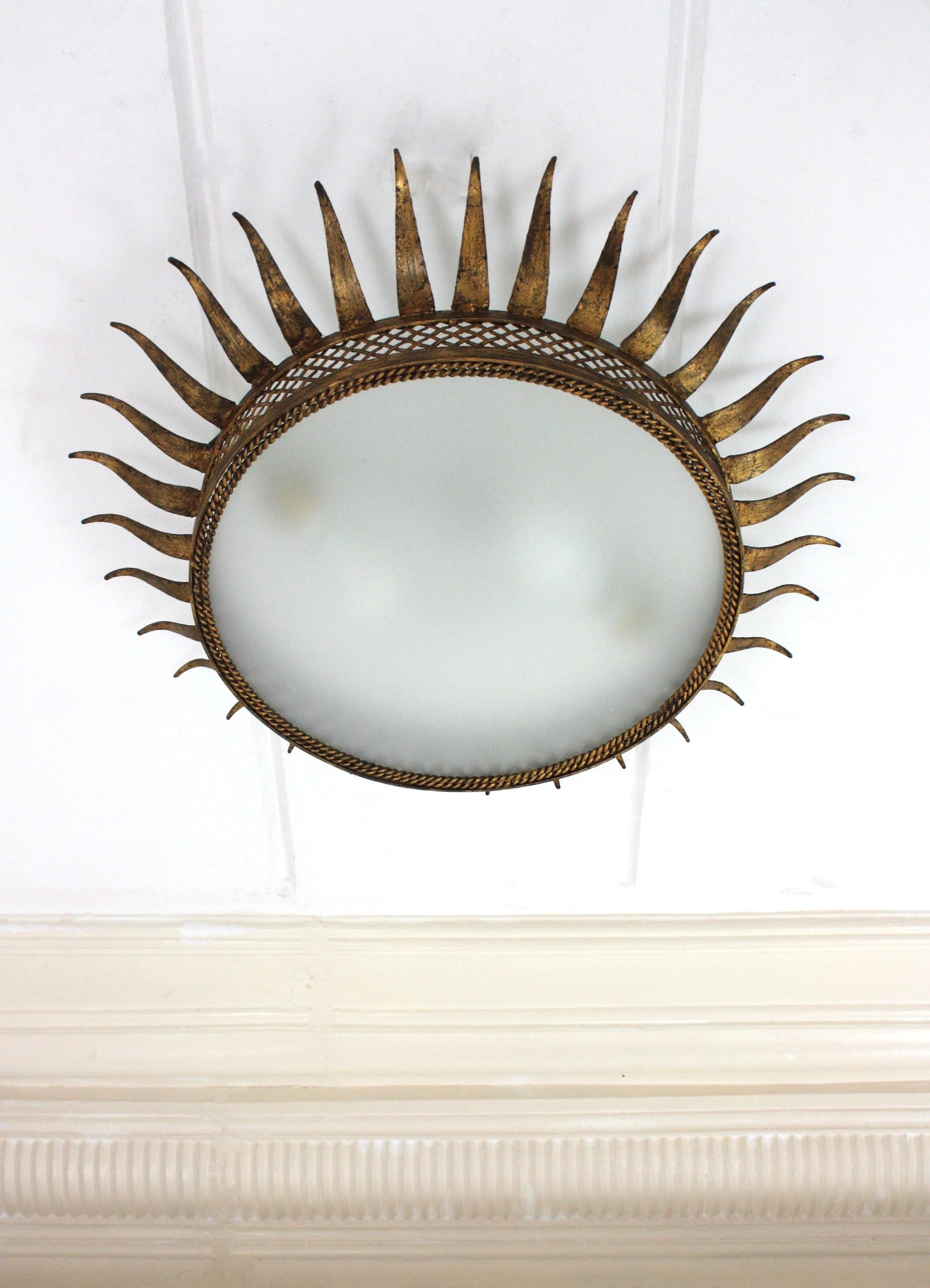 Sunburst-Deckenleuchte aus vergoldetem Eisen mit Gitternetz, Frankreich 1950er Jahre (20. Jahrhundert) im Angebot