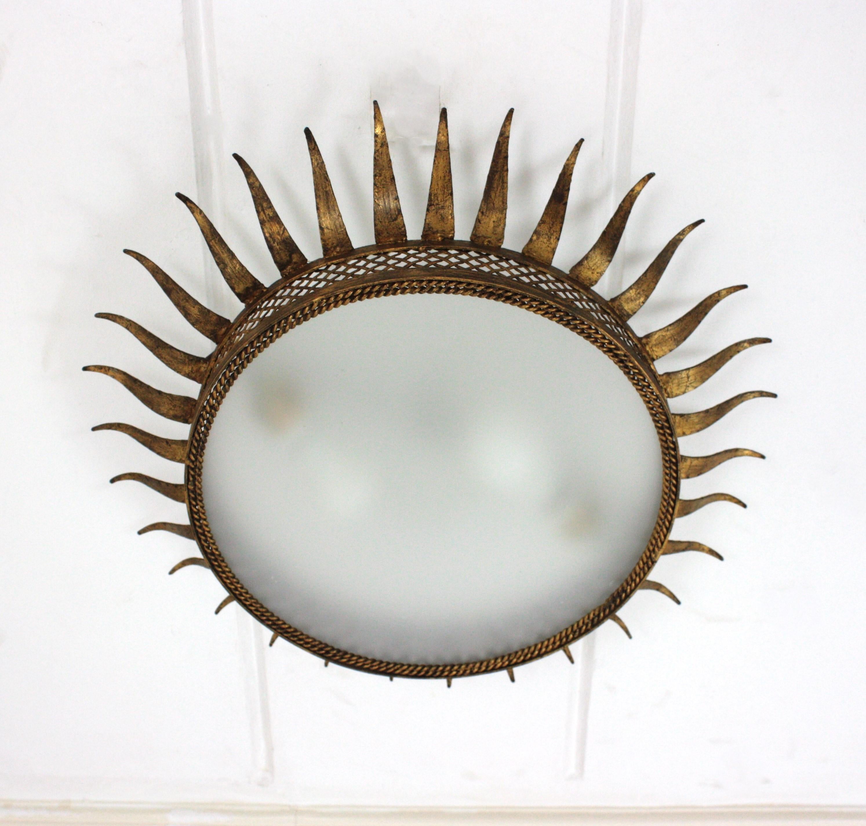 Sunburst-Deckenleuchte aus vergoldetem Eisen mit Gitternetz, Frankreich 1950er Jahre (Metall) im Angebot