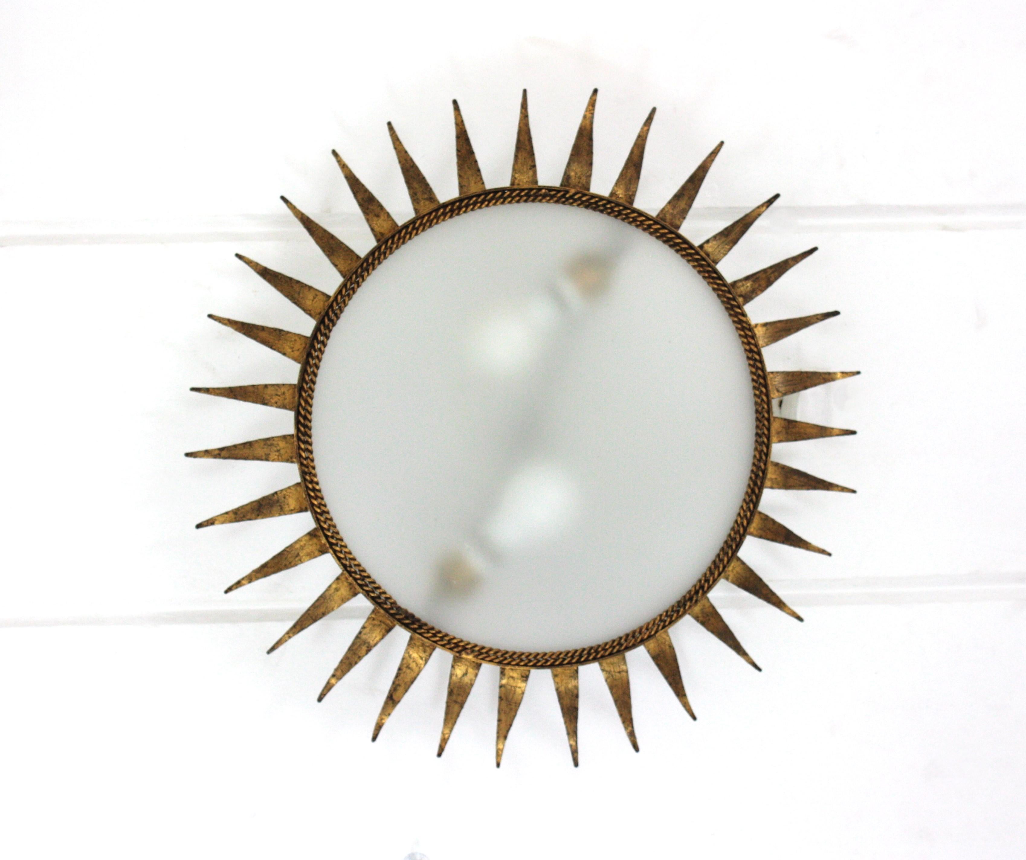 Sunburst-Deckenleuchte aus vergoldetem Eisen mit Gitternetz, Frankreich 1950er Jahre im Angebot 1