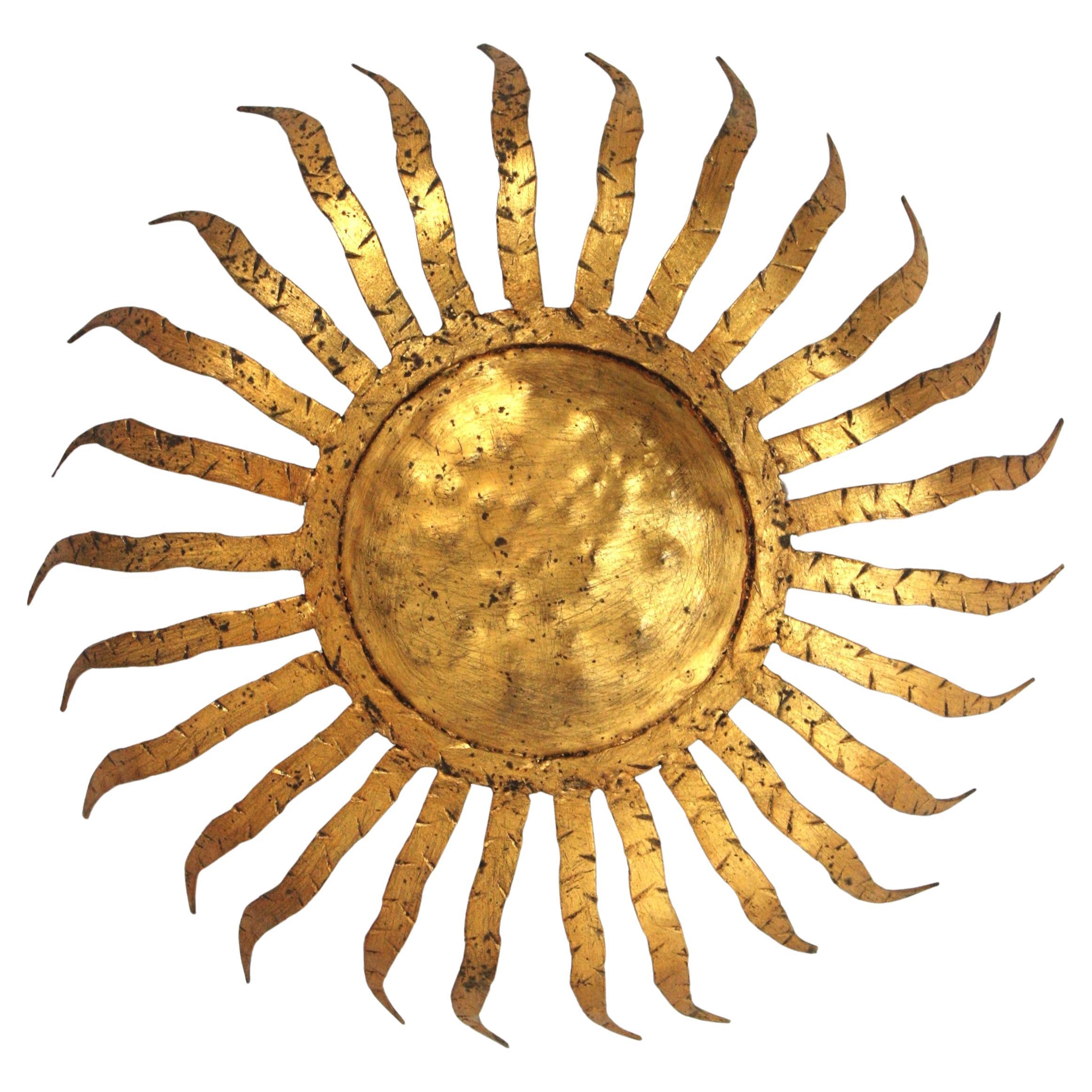 Sonnenschliff-Deckenleuchte aus vergoldetem Schmiedeeisen, Spanien 1950er Jahre