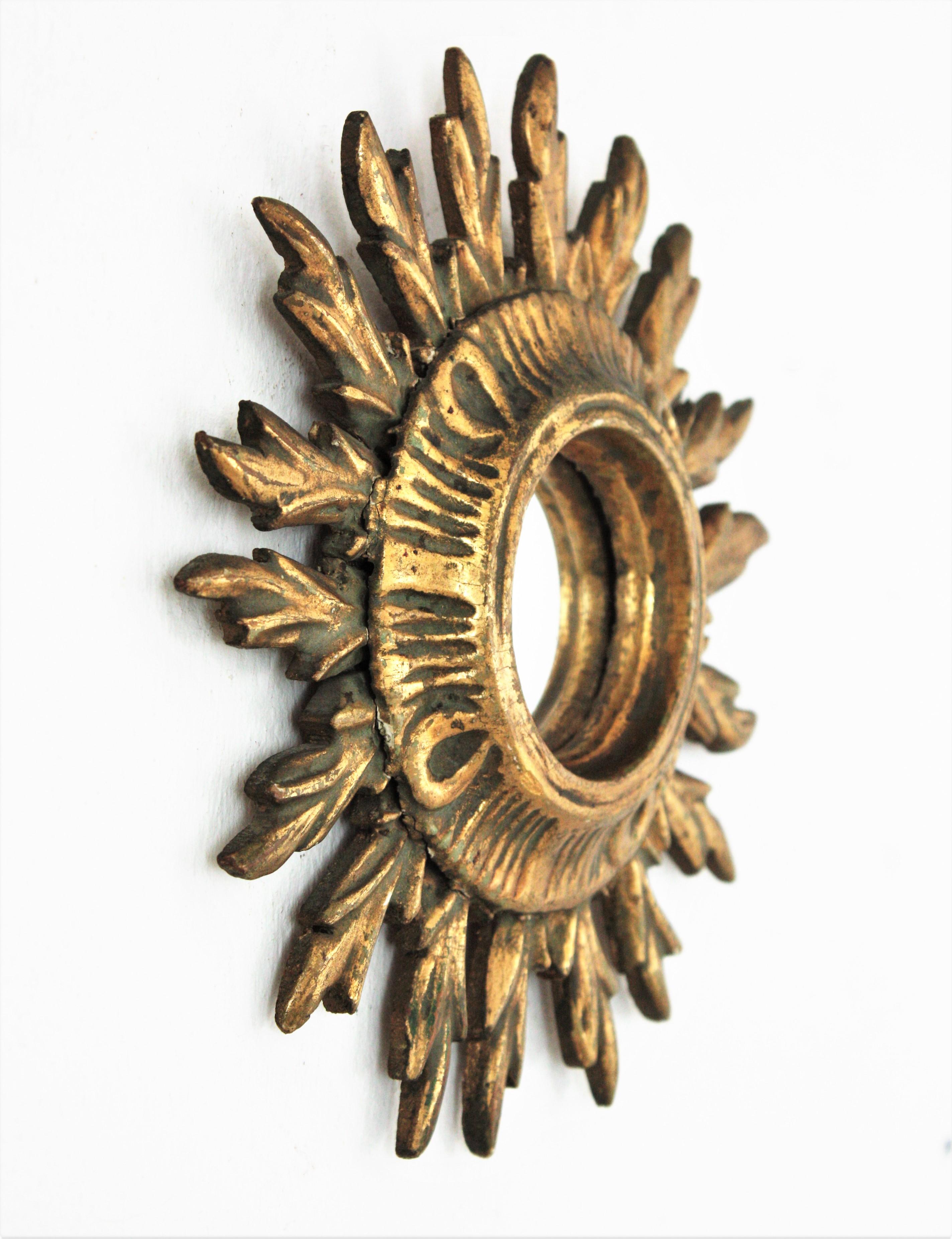 Sunburst Mini Size Convex Mirror in Baroque Style In Good Condition In Barcelona, ES