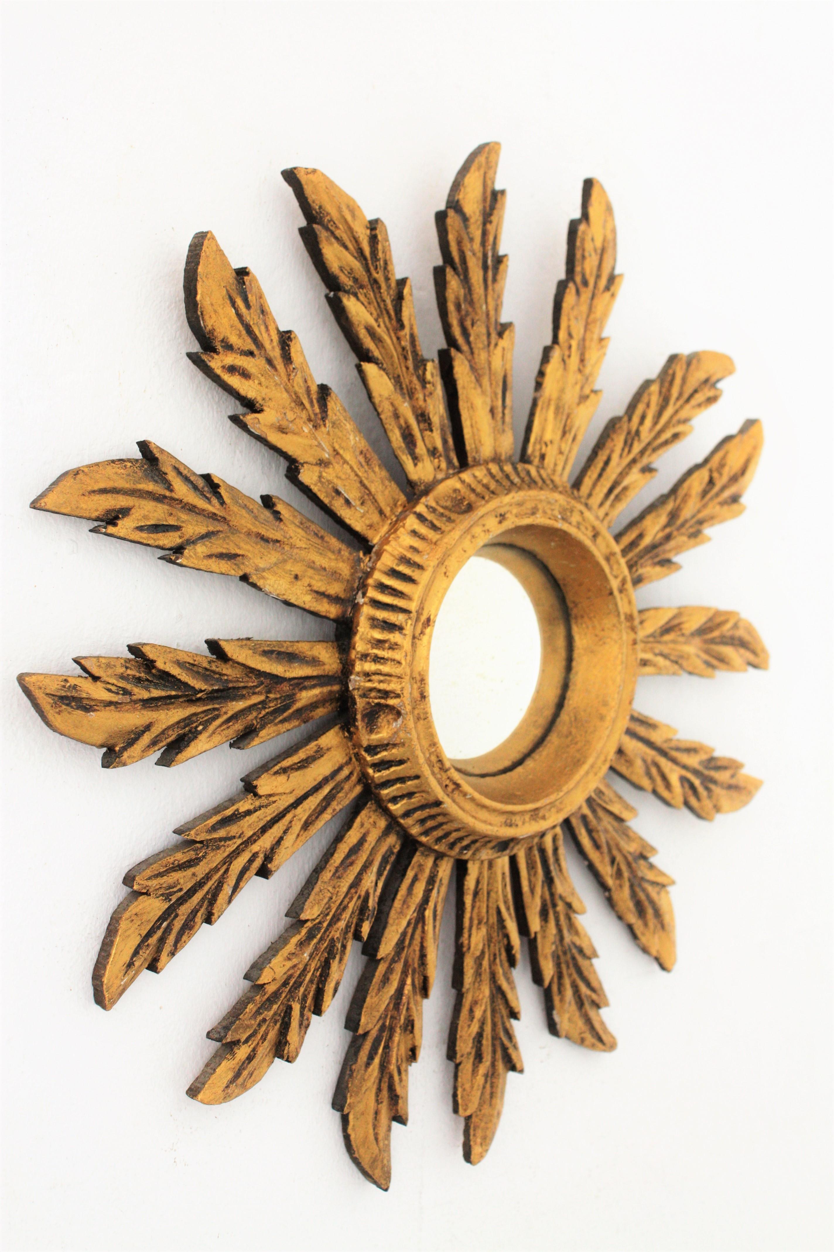 Carved Sunburst Convex Mirror in Giltwood