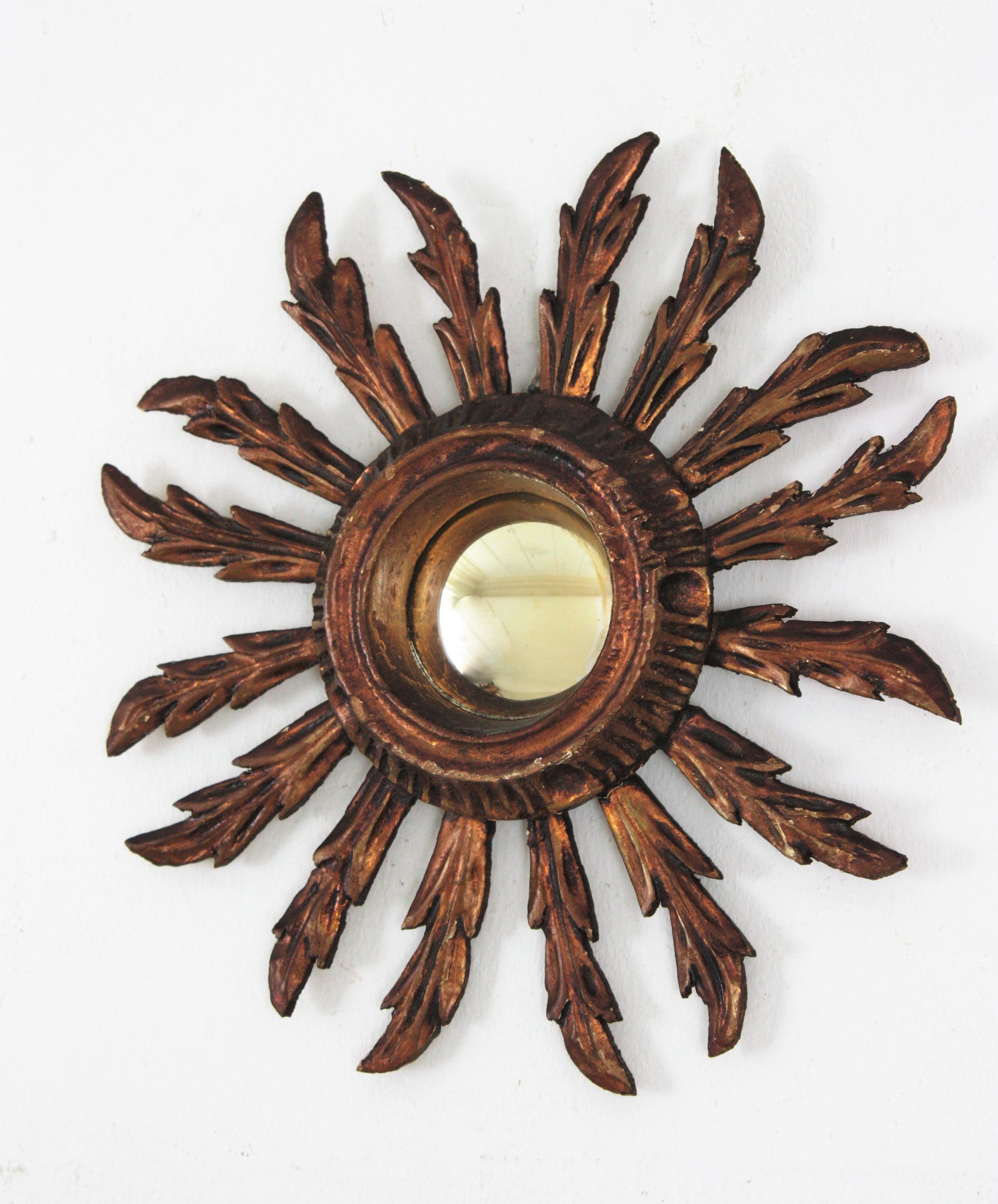 Sunburst Convex Mirror in Small Scale, Baroque Style In Good Condition For Sale In Barcelona, ES
