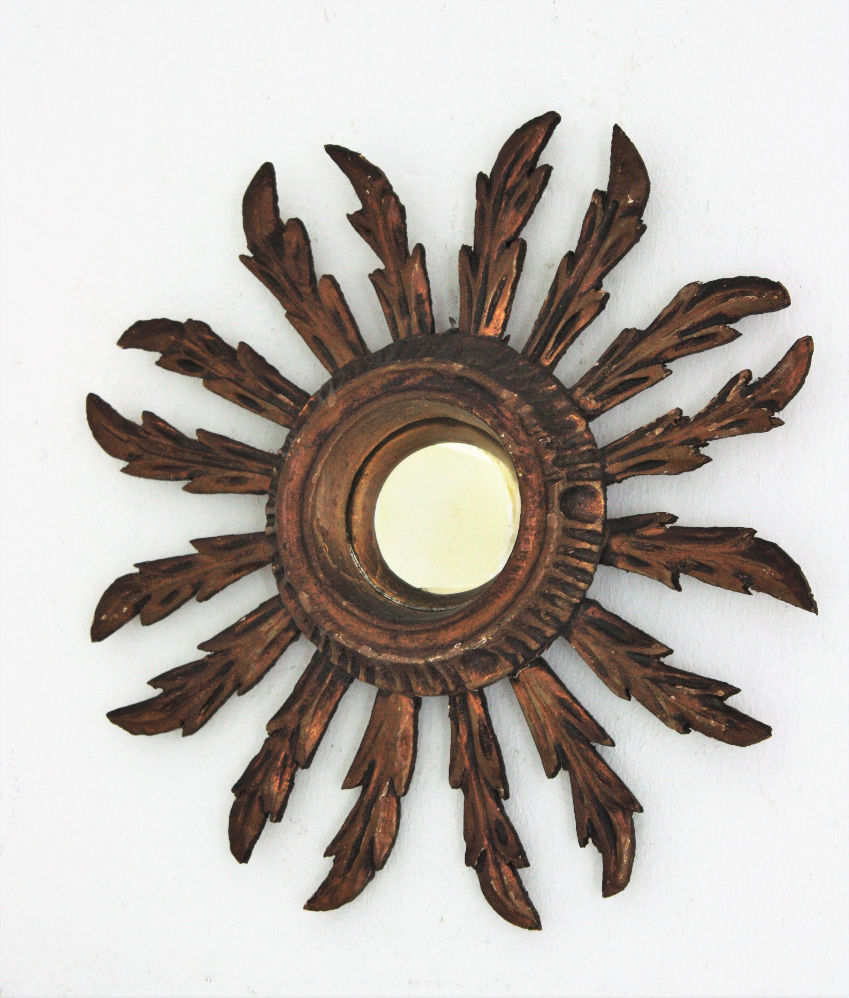 20ième siècle Miroir convexe Sunburst à petite échelle, style baroque en vente