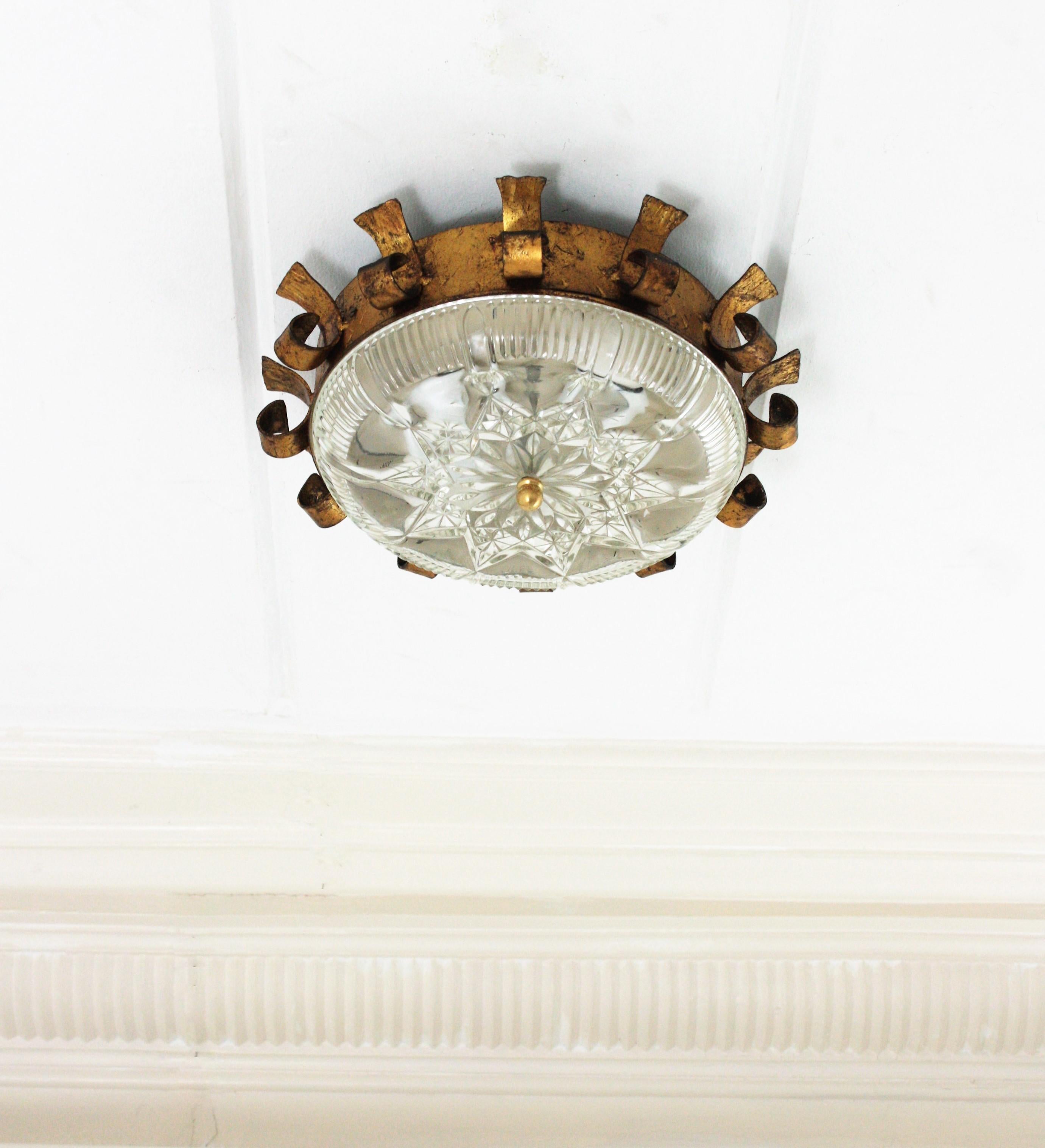 Néoclassique Monture encastrée Sunburst Crown en fer doré avec abat-jour en verre pressé