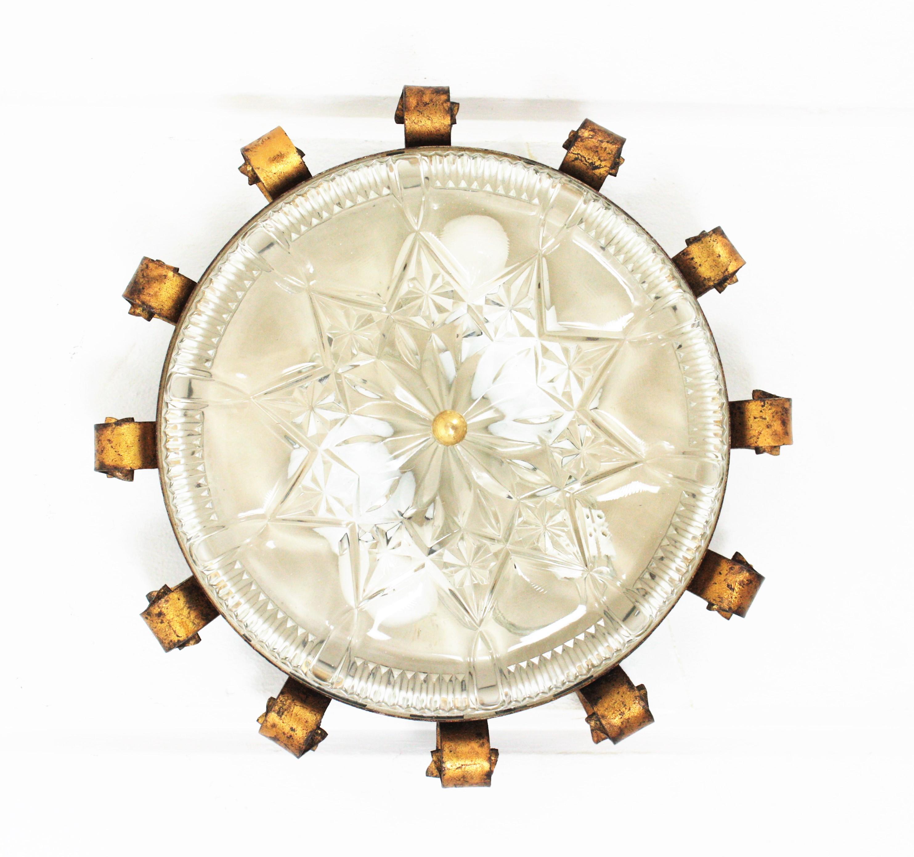 20ième siècle Monture encastrée Sunburst Crown en fer doré avec abat-jour en verre pressé