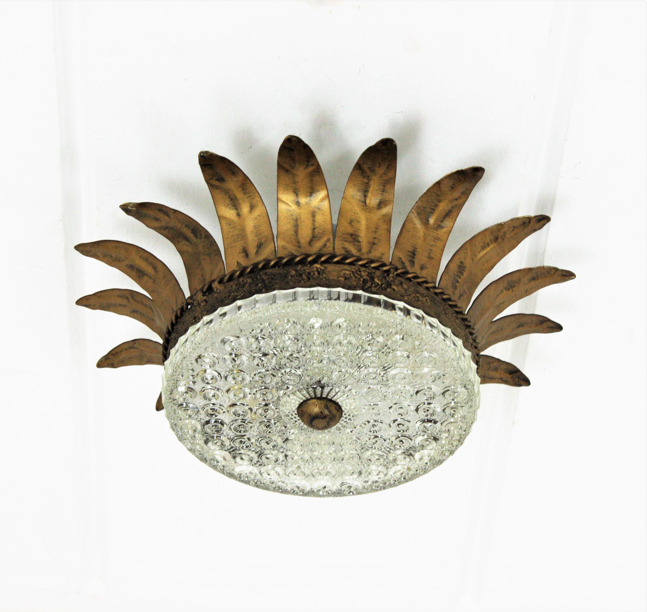 Espagnol Sunburst Crown Pendentif / monture encastrée en métal doré et verre en vente