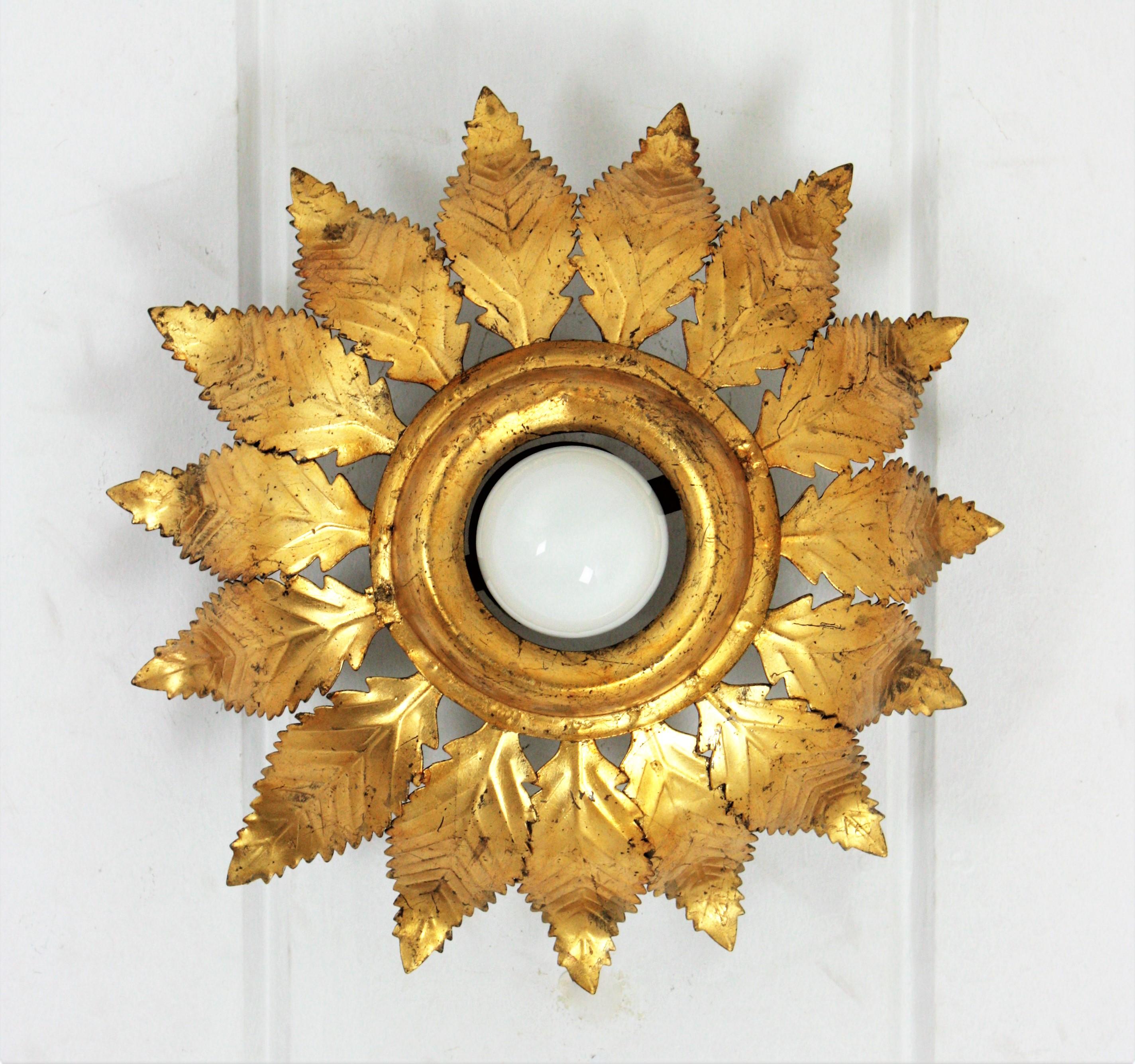 Sunburst Crown Leafed Light Fixture in Gilt Iron In Good Condition For Sale In Barcelona, ES