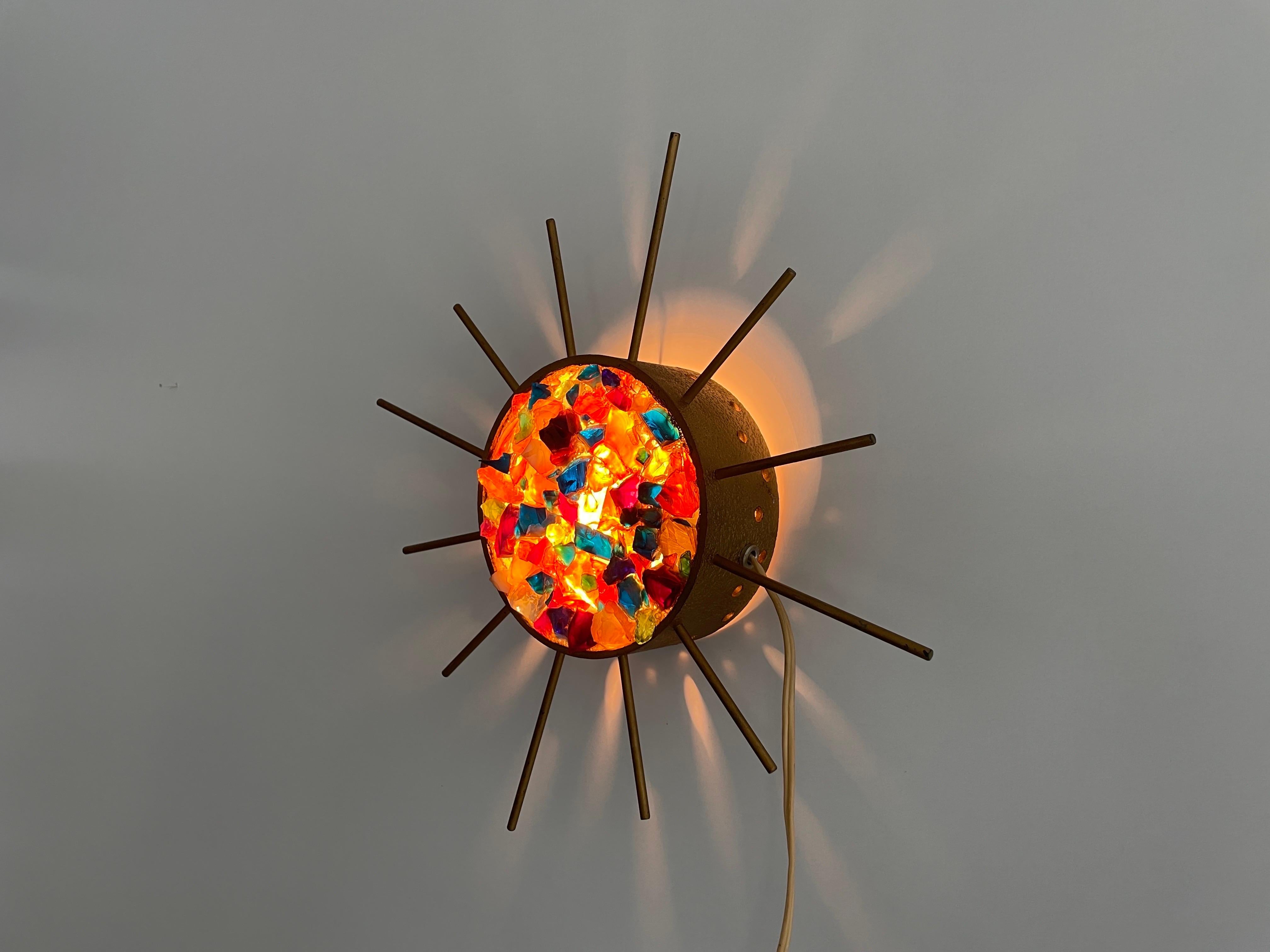 Metallo Lampada da parete Sunburst Design con pezzi di vetro colorati a forma di pietra, anni '60, Germania in vendita