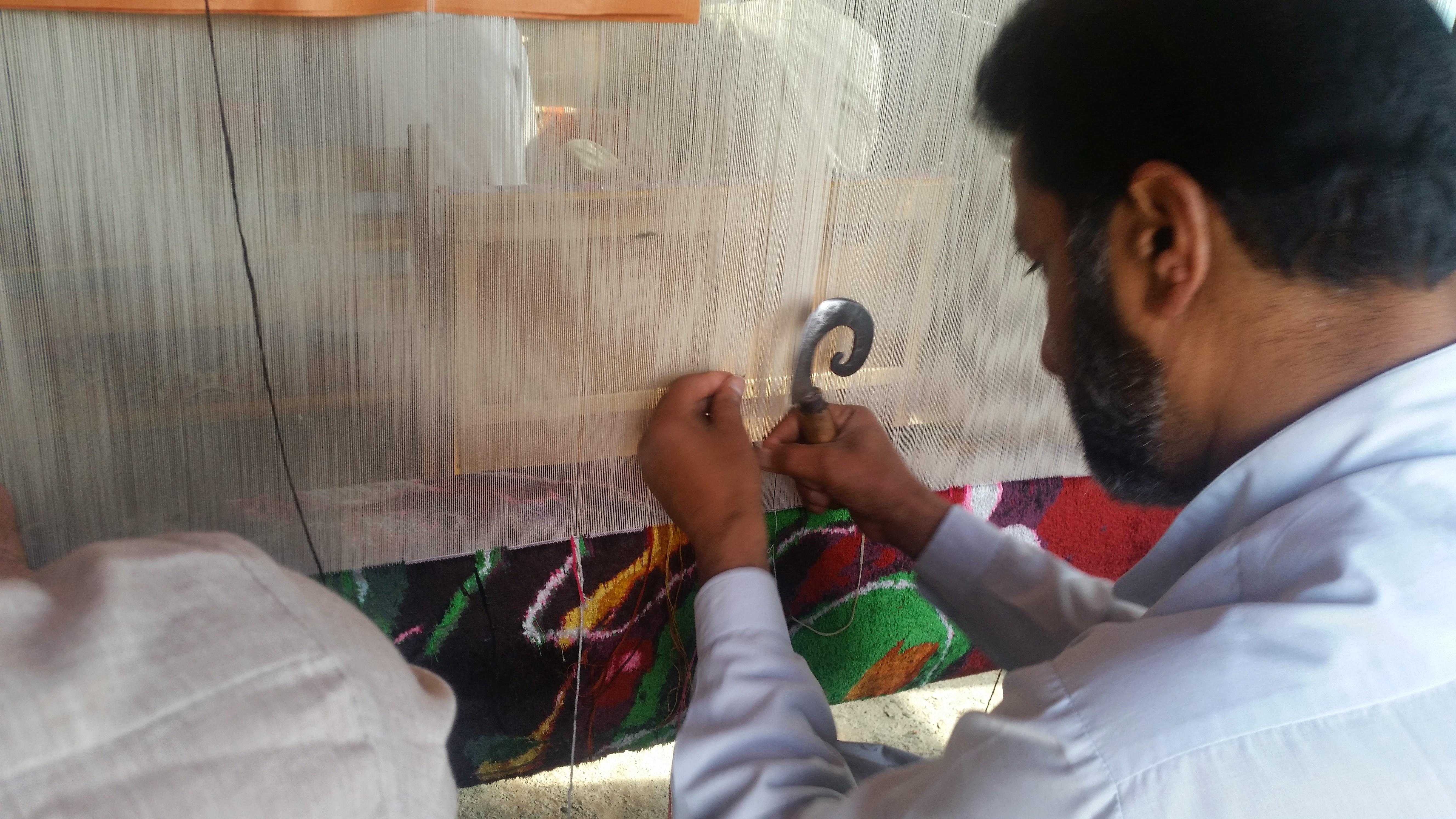 Sonnenschliff:  Designer handgeknüpft  Seidenteppich von Dena lawrence und gewebt in Kaschmir im Angebot 1