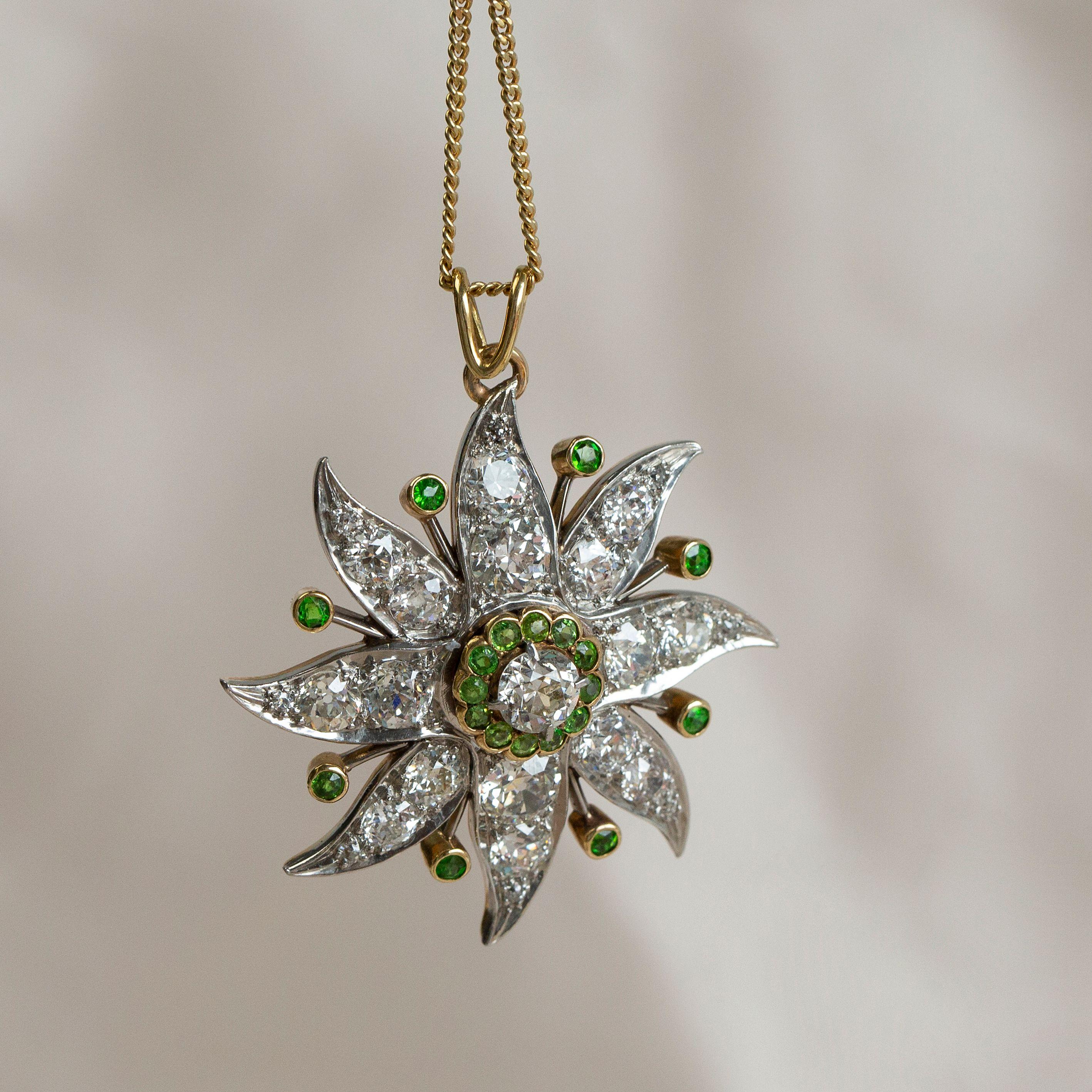Sunburst with Diamond and Peridot Platina Gold Pendant  In Excellent Condition For Sale In AMSTERDAM, NL