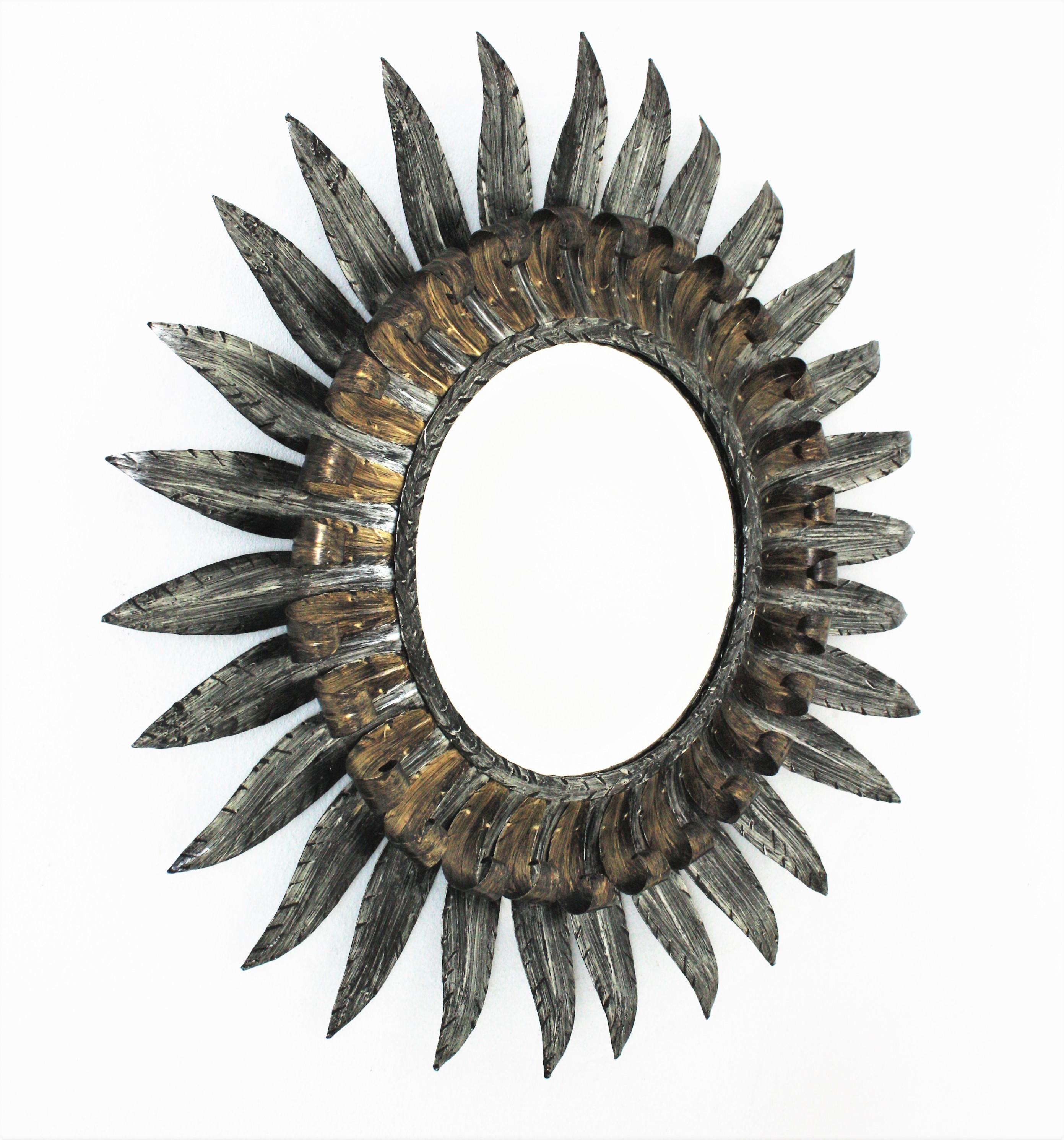 Mid-Century Modern Miroir Sunburst avec cadre bicolore en métal argenté doré à deux niveaux en vente
