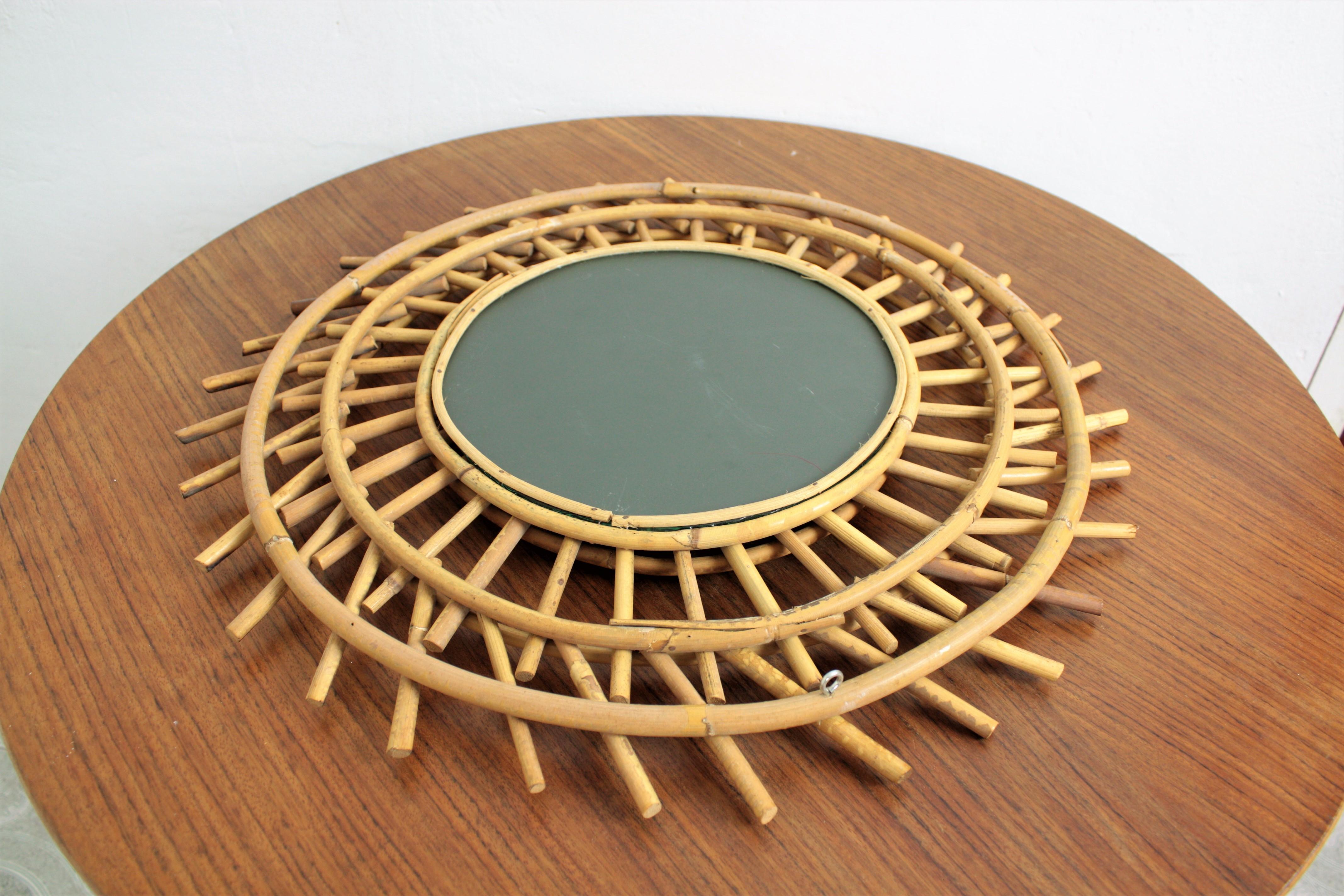 Sunburst Double Layered Round Mirror in Rattan In Good Condition For Sale In Barcelona, ES