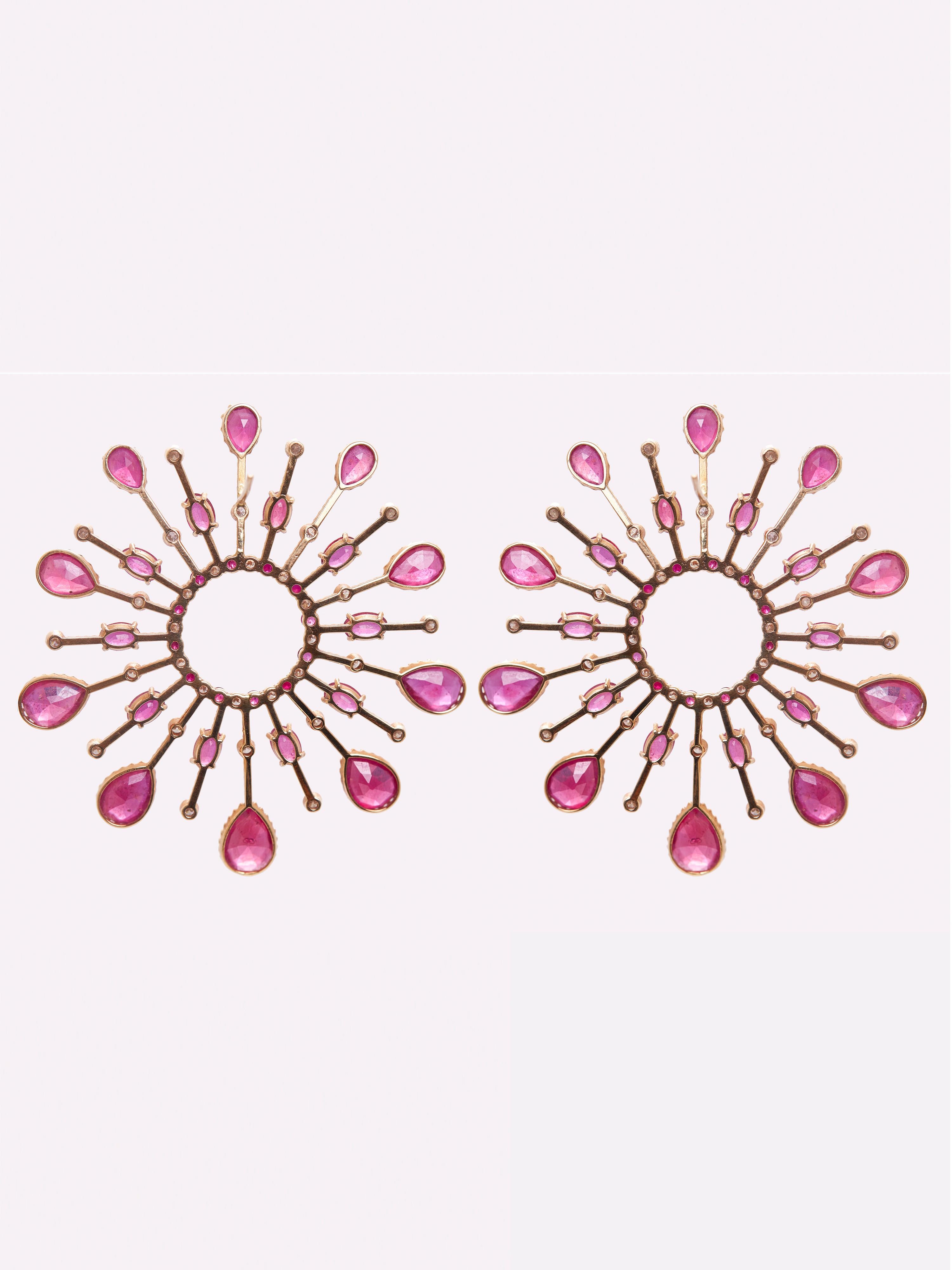 Diese atemberaubenden Ruby Sunburst Earrings zelebrieren Kunst und Handwerkskunst. Sie wiegen 42,860 g und sind aus luxuriösem 18-karätigem Gold gefertigt. 64 natürliche Diamanten im Rundschliff mit einem Gesamtgewicht von 2,30 Karat bilden einen