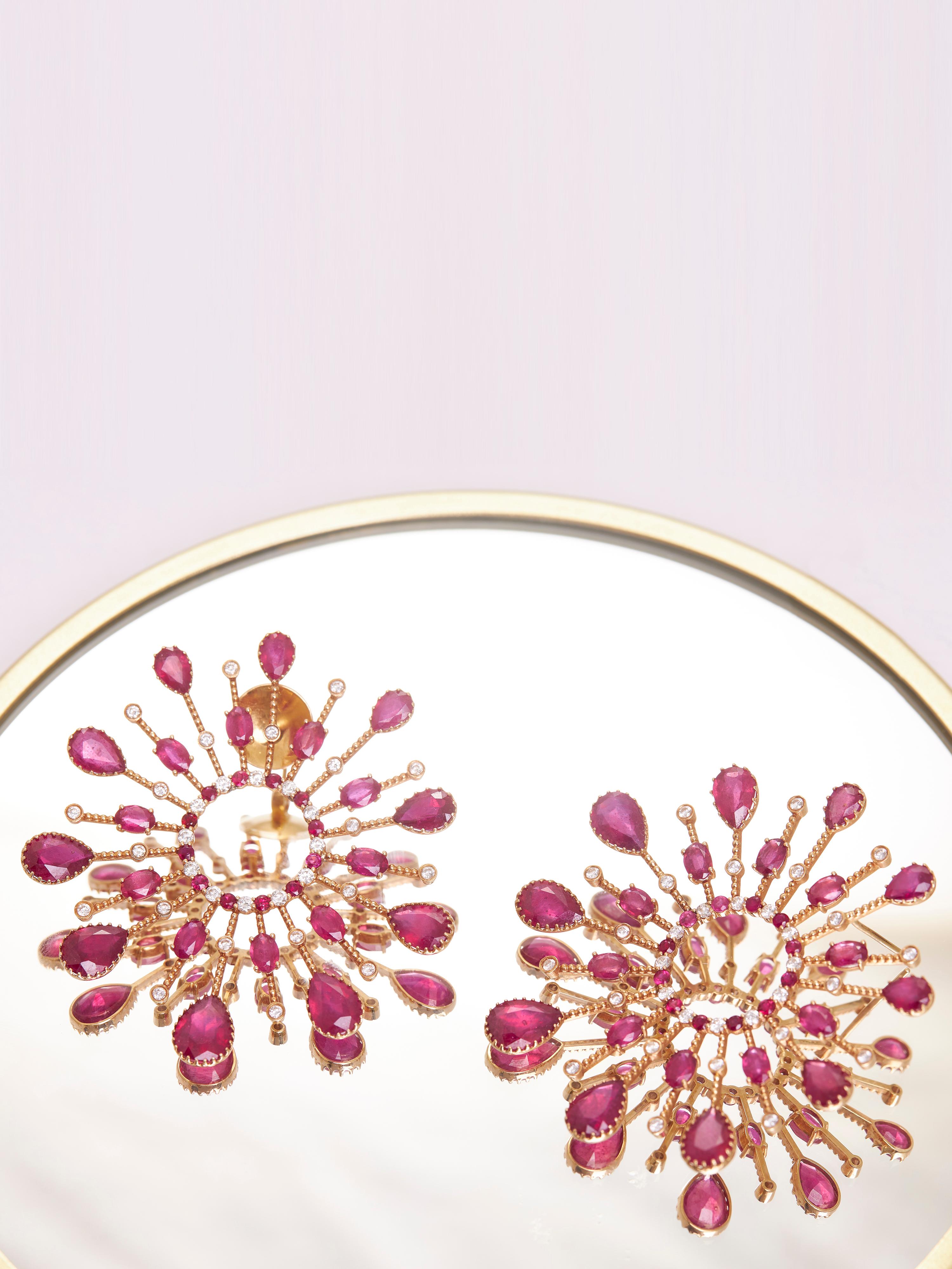 Sunburst-Ohrringe aus 18 Karat Gold, Diamanten und Rubinen (Zeitgenössisch) im Angebot