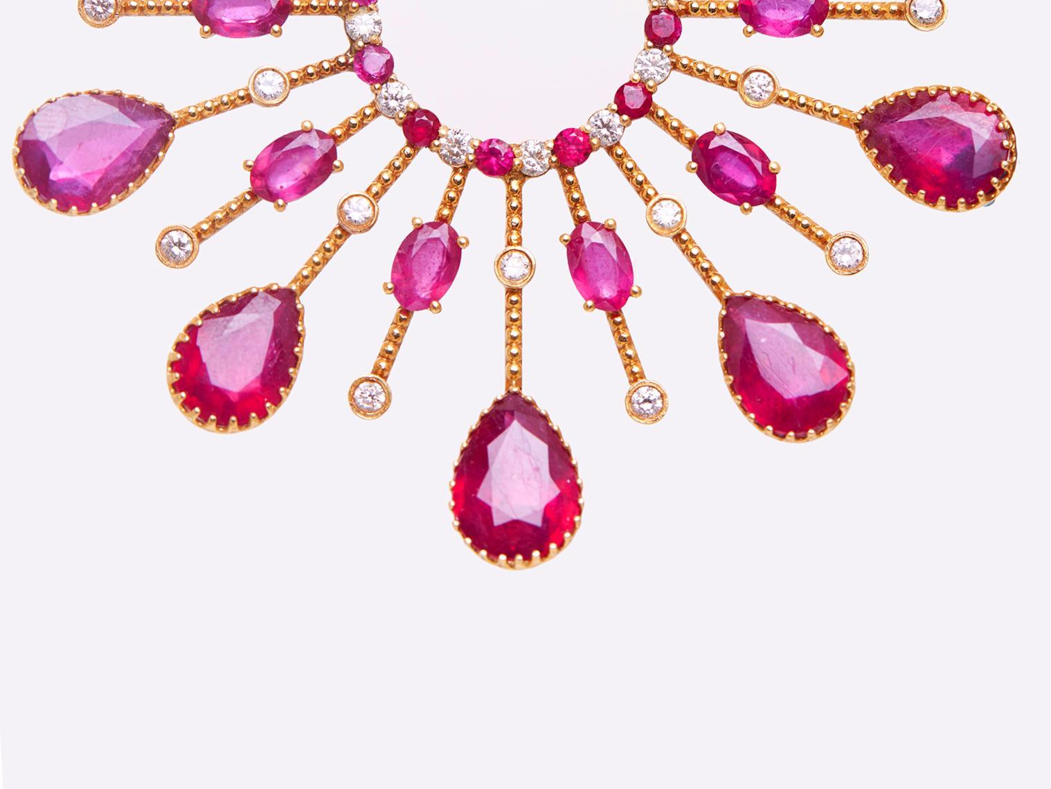Sunburst-Ohrringe aus 18 Karat Gold, Diamanten und Rubinen (Ovalschliff) im Angebot