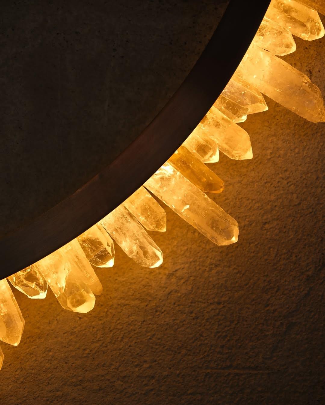 Applique en laiton et cristal de quartz circulaire à effet soleil par Christopher Boots en vente 4