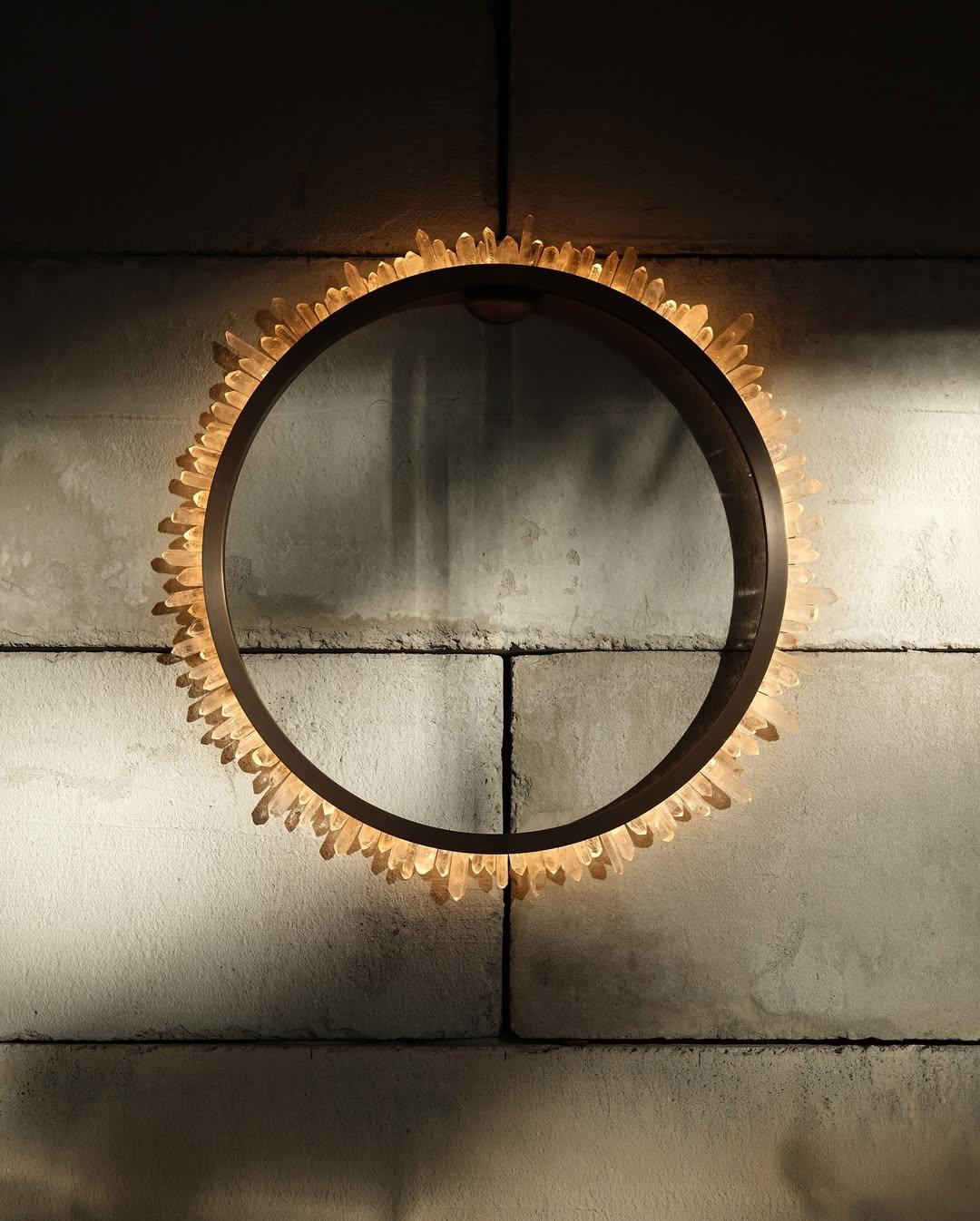 Applique en laiton et cristal de quartz circulaire à effet soleil par Christopher Boots en vente 7