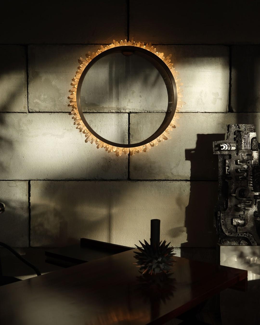 XXIe siècle et contemporain Applique en laiton et cristal de quartz circulaire à effet soleil par Christopher Boots en vente
