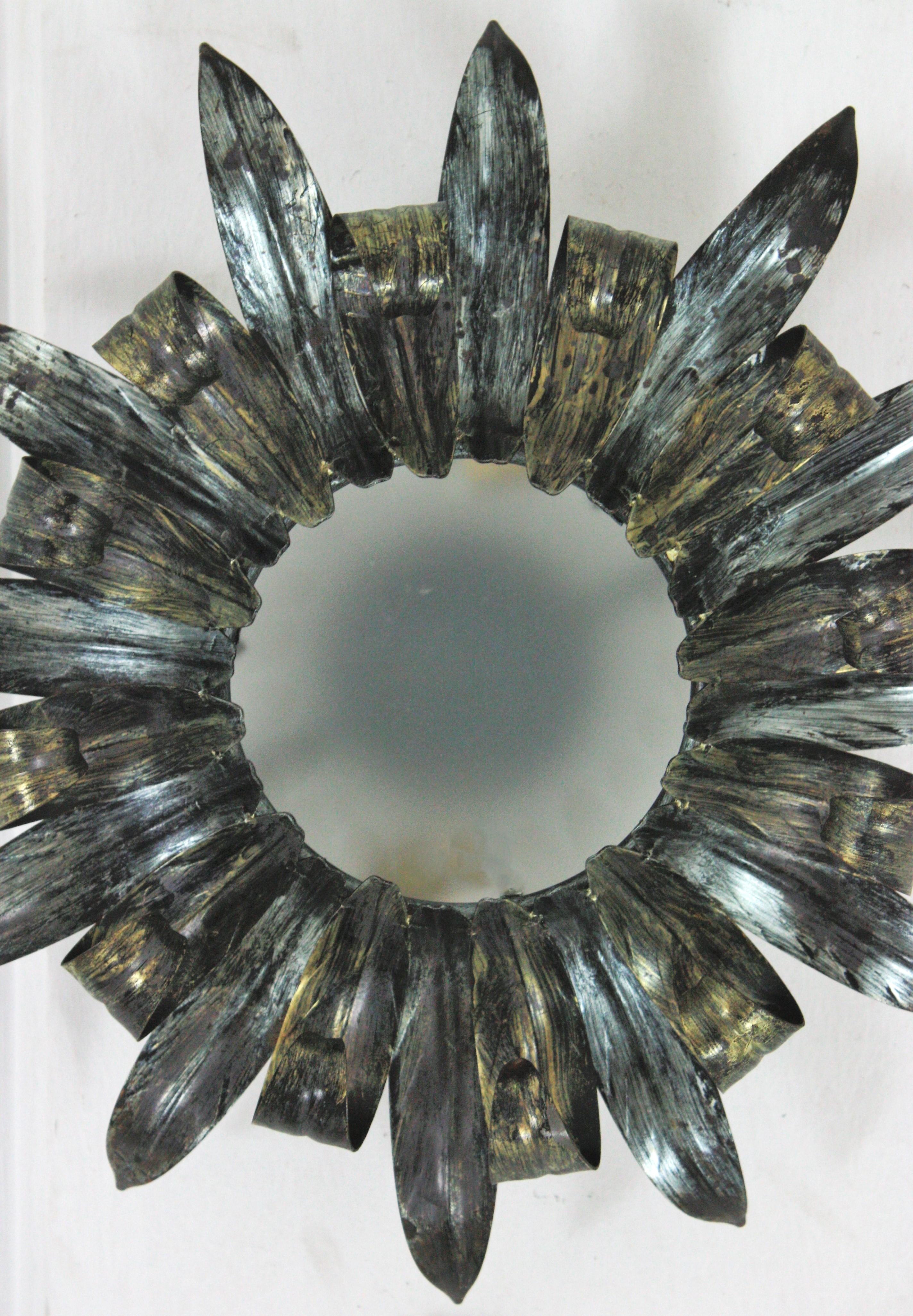 Doré Sunburst Eyelash Flush Mount Light Fixture, métal Silvered et verre dépoli en vente