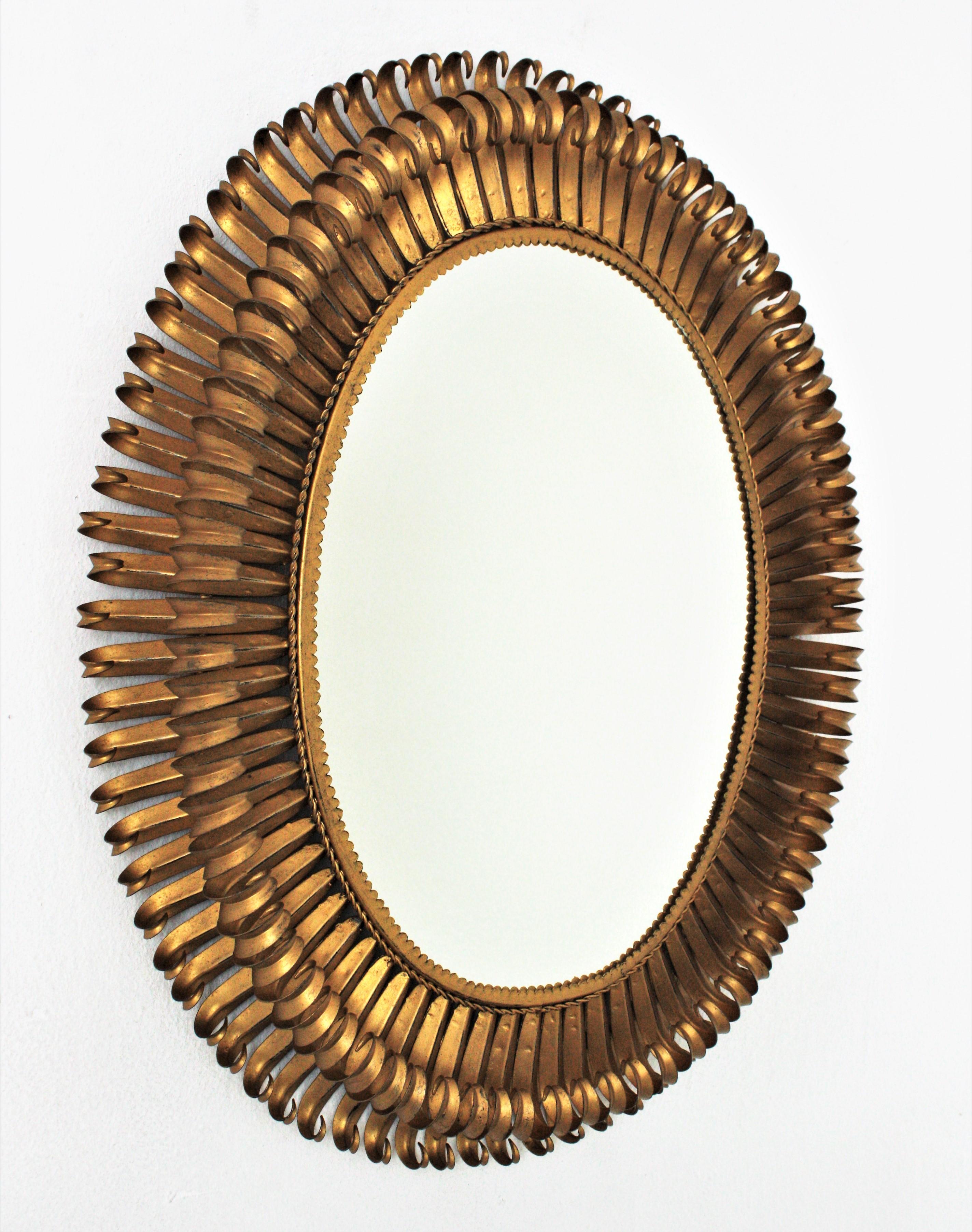 Mid-Century Modern Grand miroir ovale Sunburst Eyelash en fer forgé doré en vente