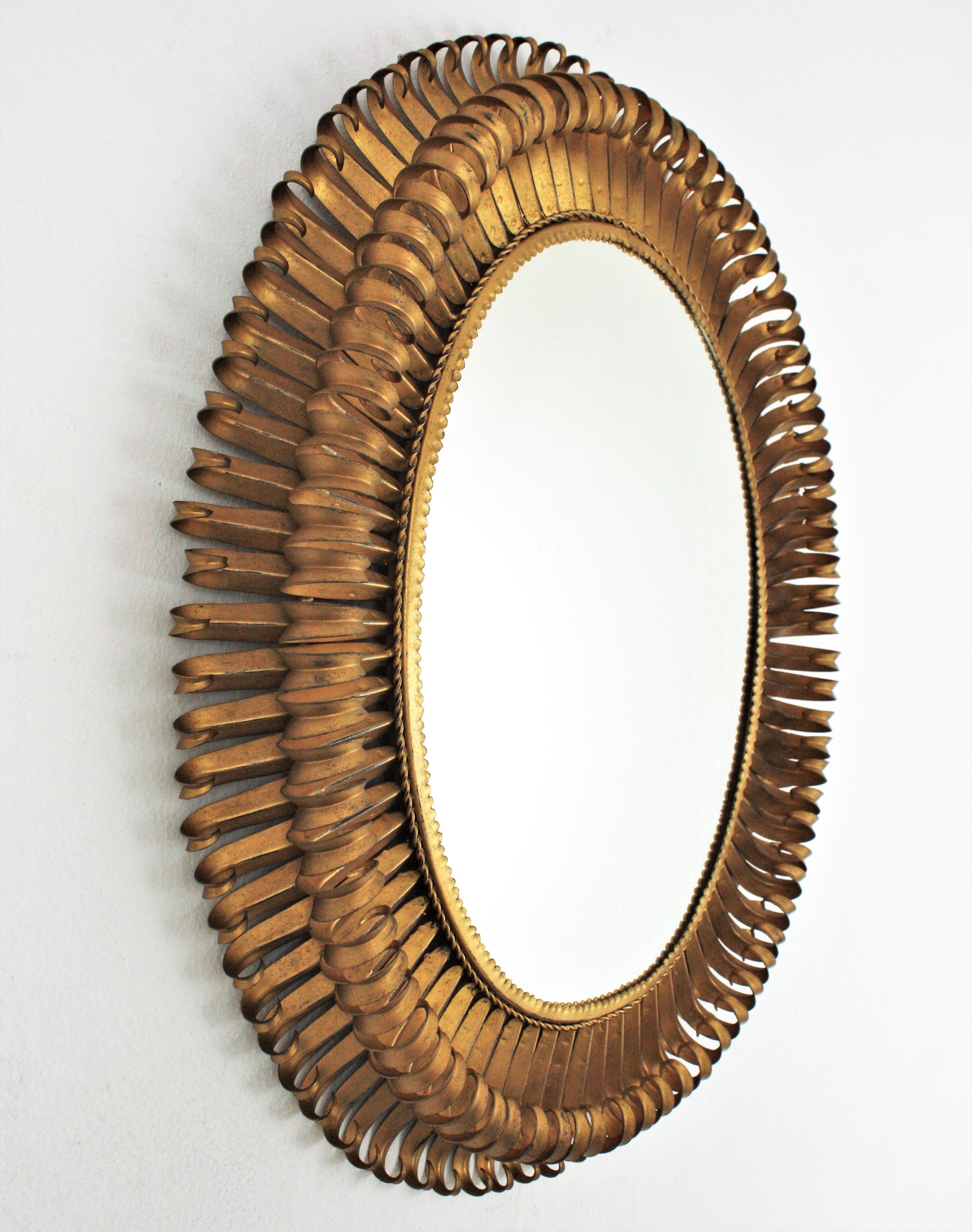 Français Grand miroir ovale Sunburst Eyelash en fer forgé doré en vente