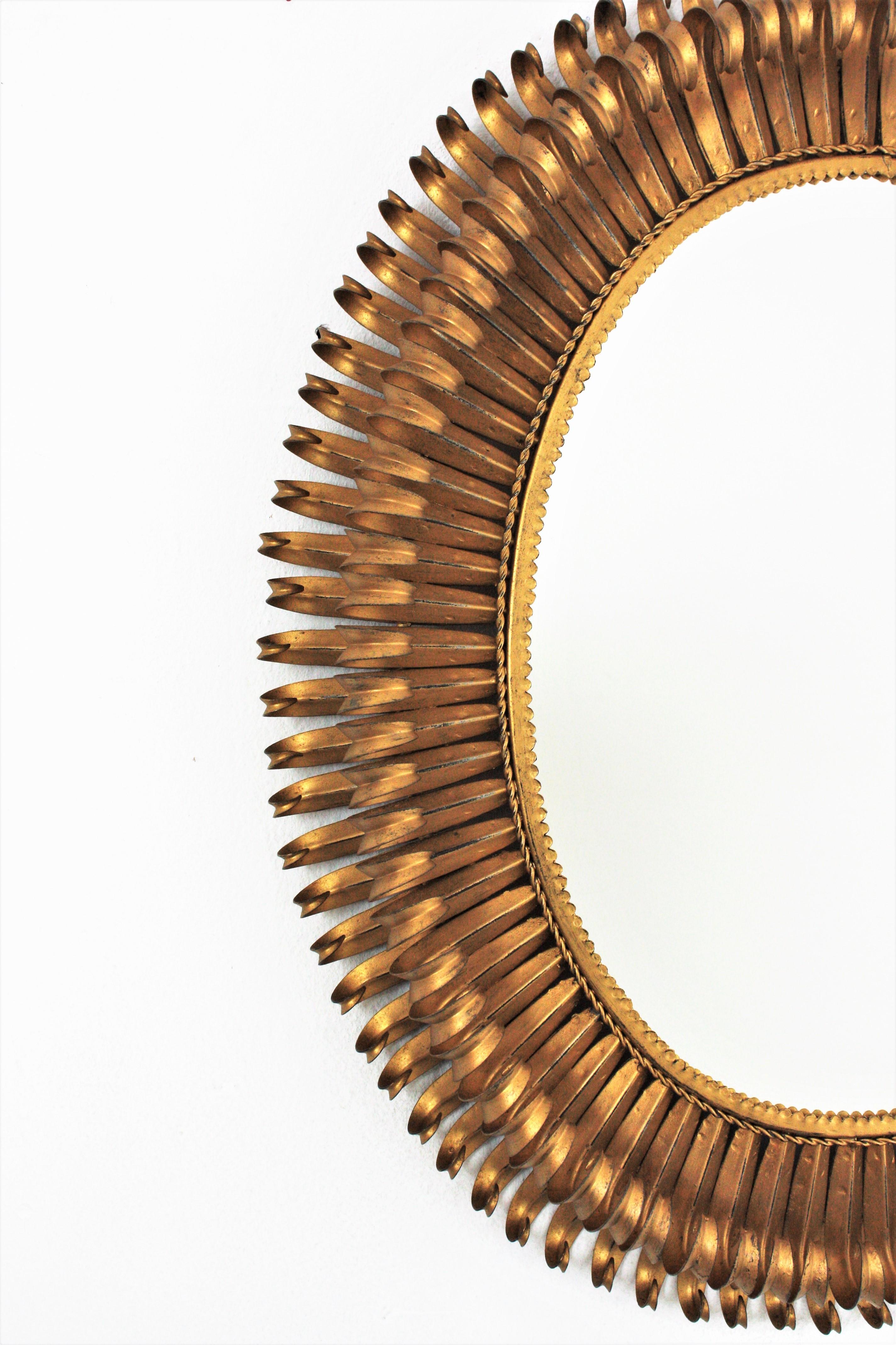 20ième siècle Grand miroir ovale Sunburst Eyelash en fer forgé doré en vente