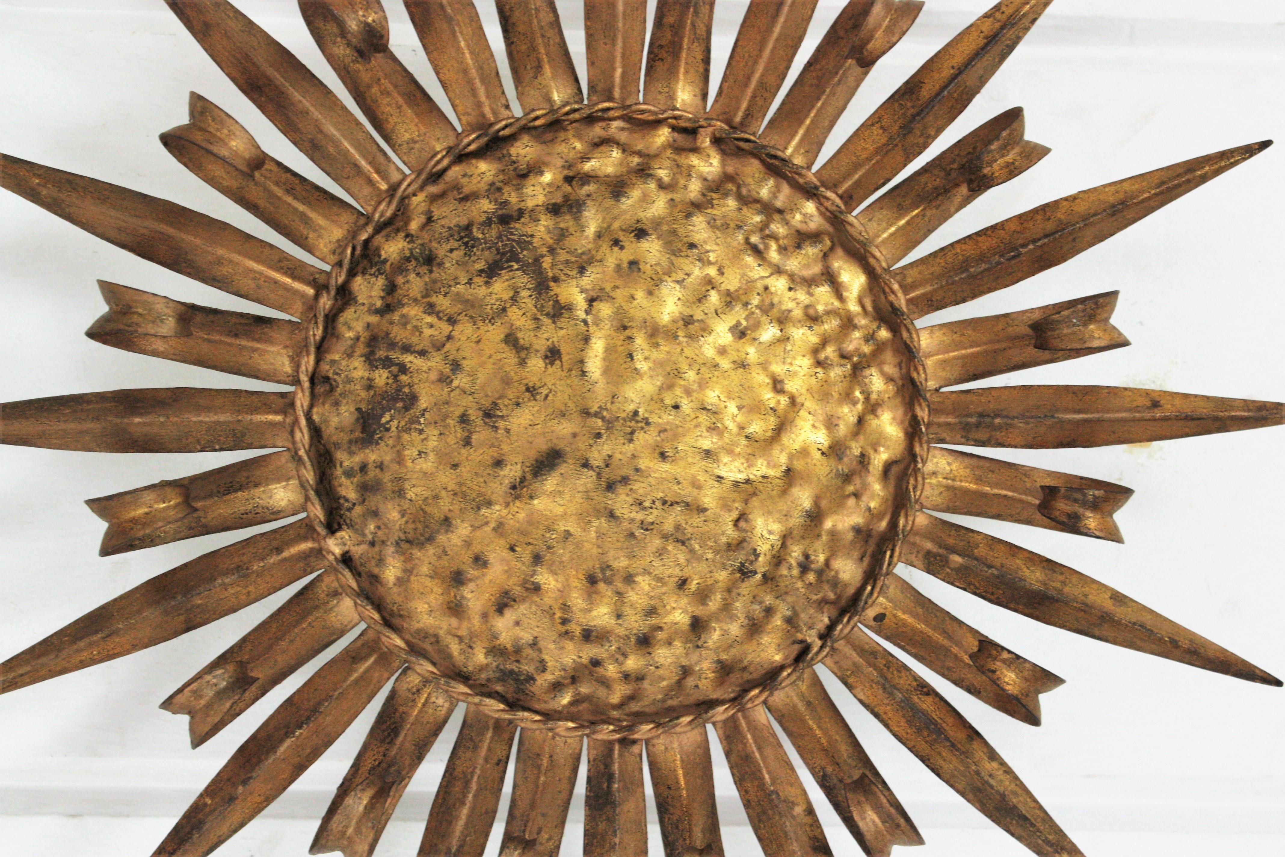 Sunburst Wimpernleuchte aus vergoldetem Schmiedeeisen (20. Jahrhundert) im Angebot