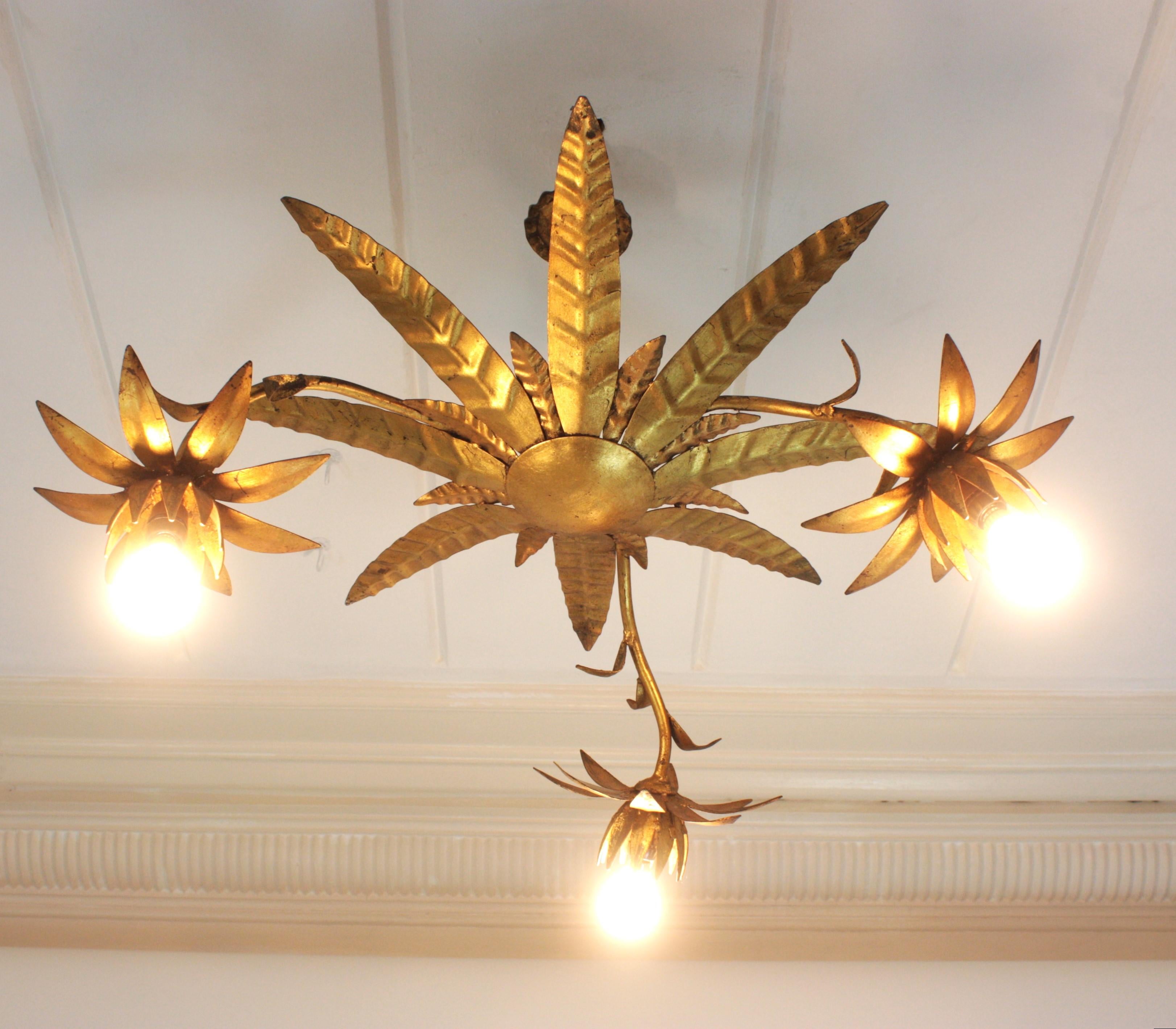 Doré Lustre suspendu Sunburst à fleurs en fer doré en vente