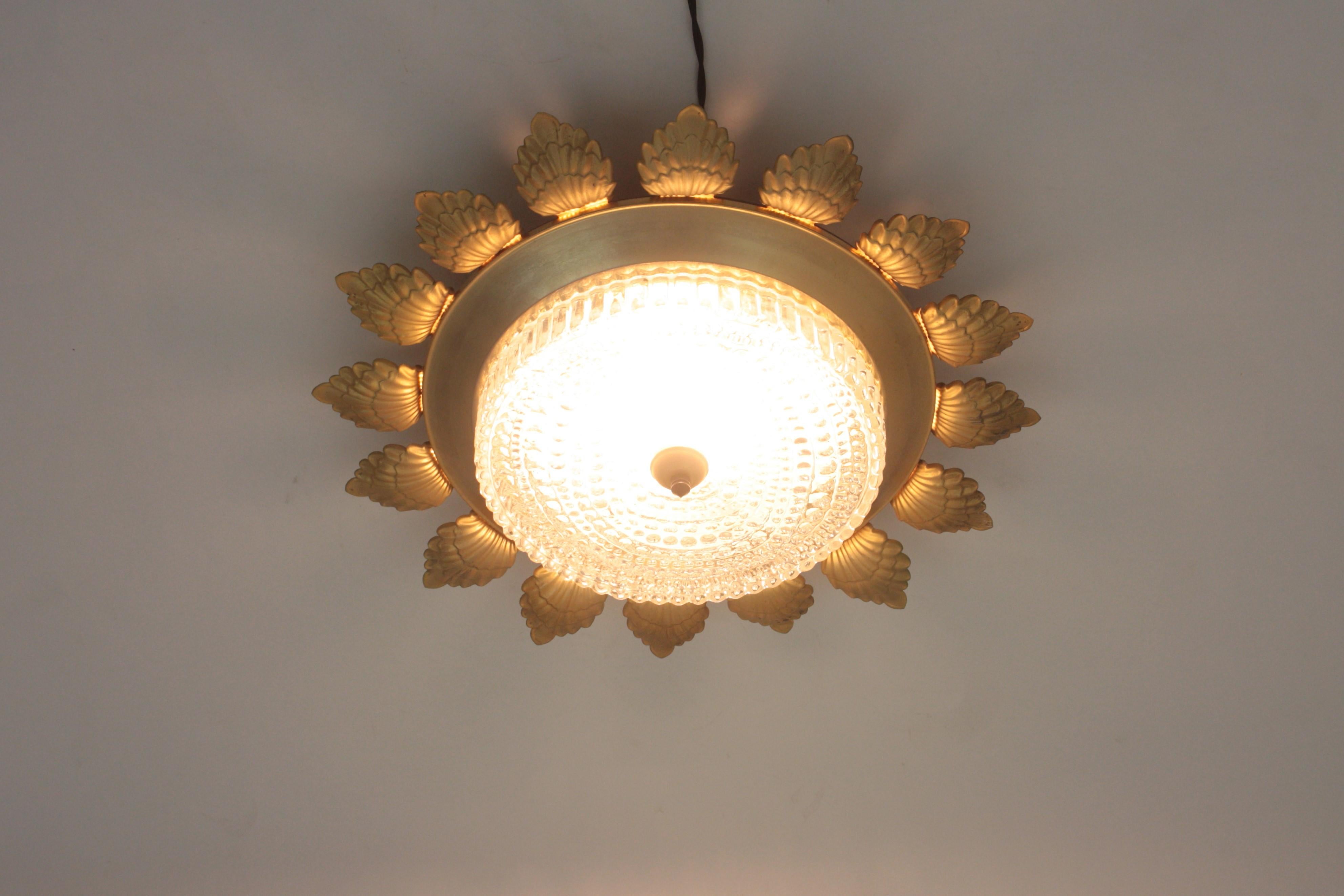 Flor Sunburst Empotrable de Metal Dorado y Cristal Prensado en venta 2