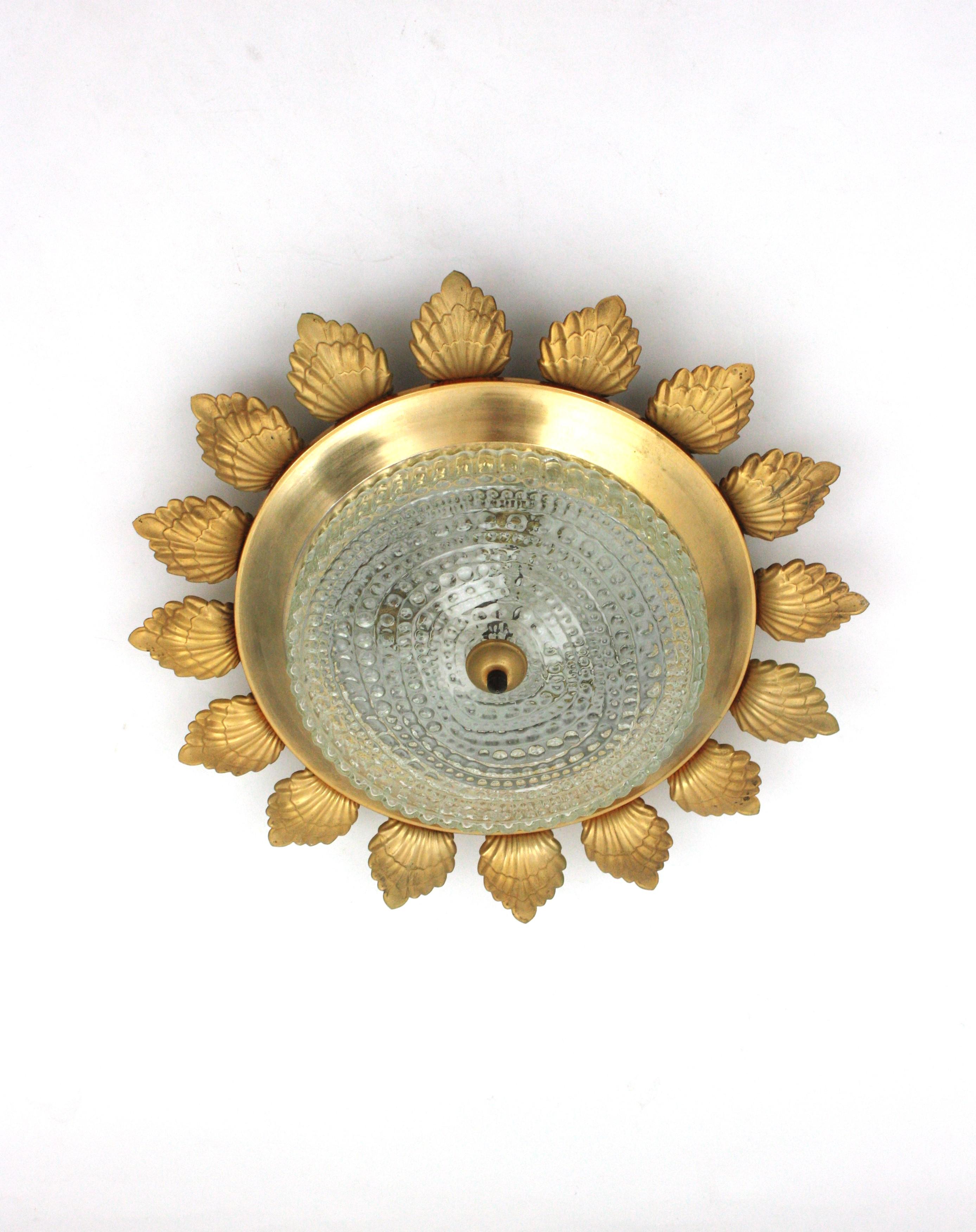 Flor Sunburst Empotrable de Metal Dorado y Cristal Prensado en venta 3