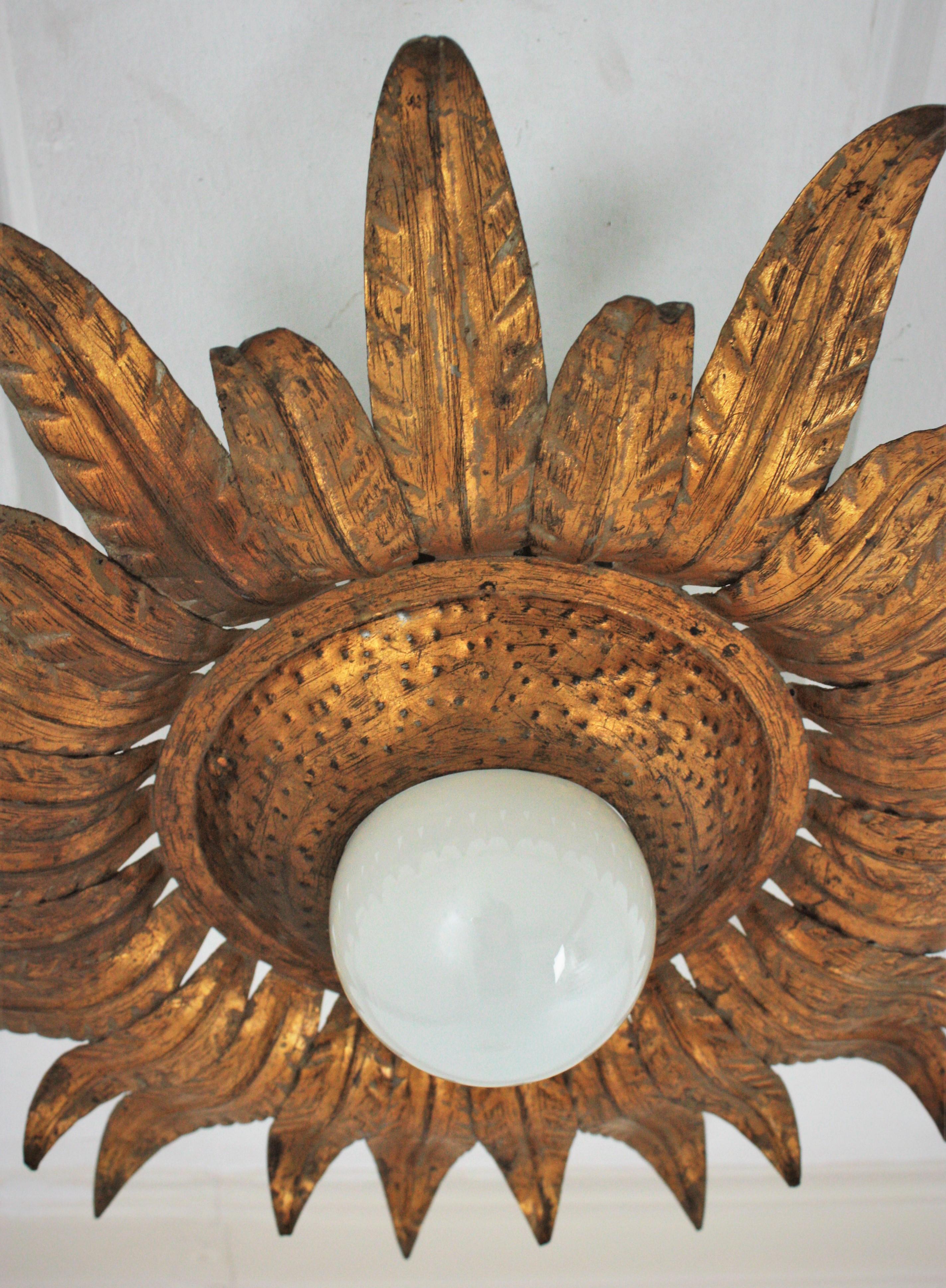Sunburst-Blumenleuchte, Einbaubeleuchtung aus vergoldetem Eisen (Moderne der Mitte des Jahrhunderts) im Angebot