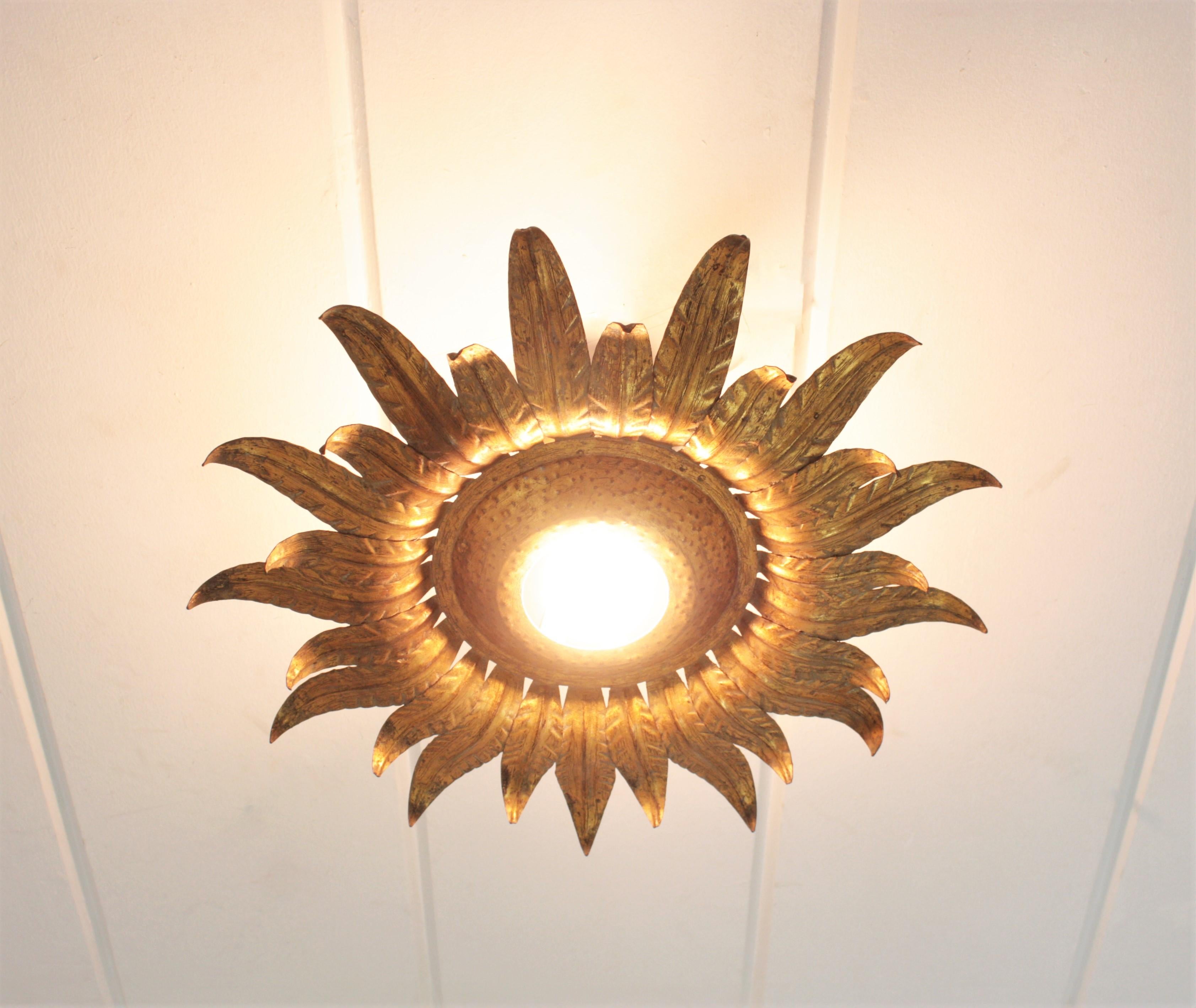Sunburst-Blumenleuchte, Einbaubeleuchtung aus vergoldetem Eisen (Spanisch) im Angebot